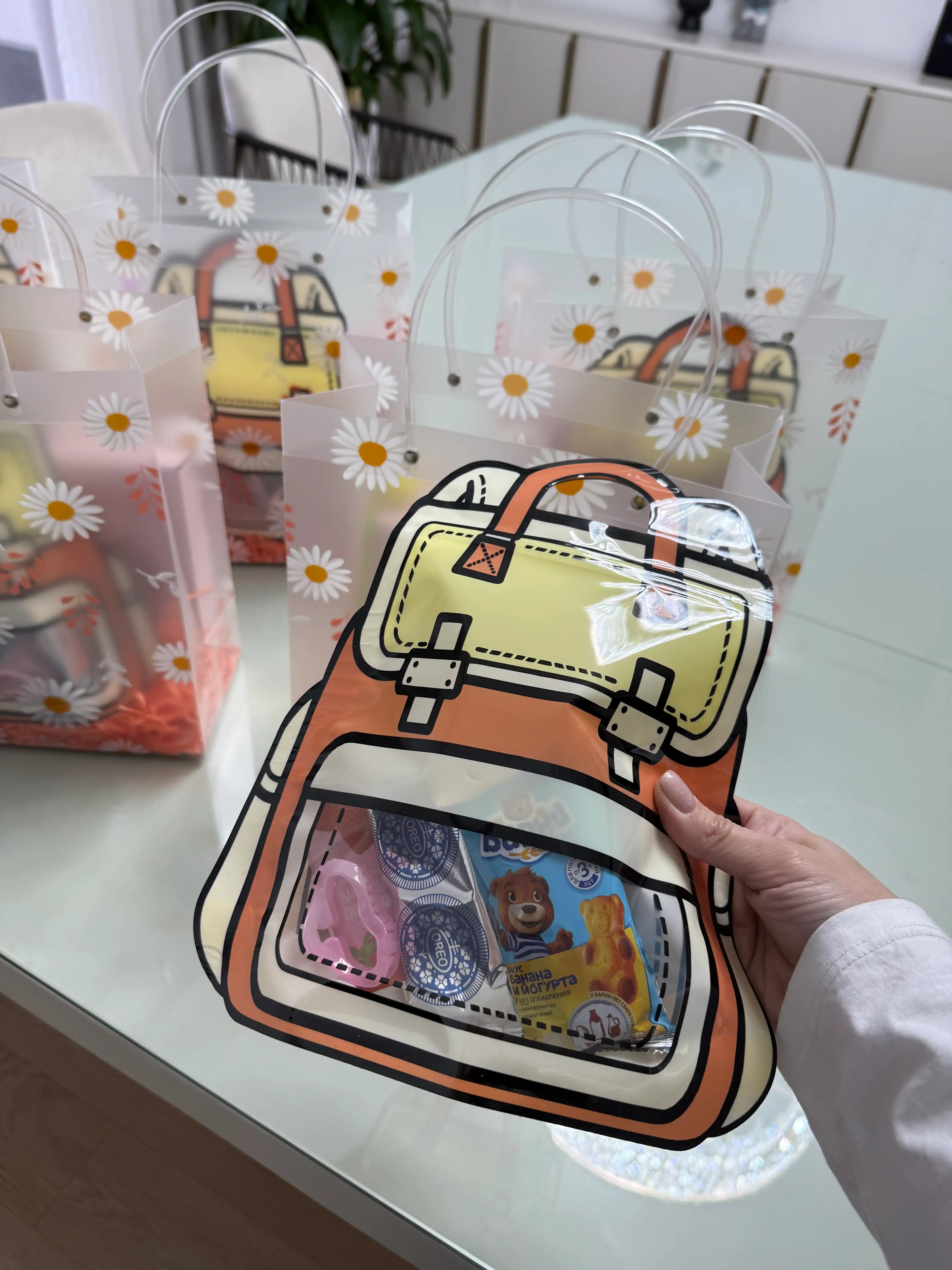 Maktab va bog‘cha uchun sovg‘a paketlari — shirinlik va pechenyelar uchun paket. 28x24sm