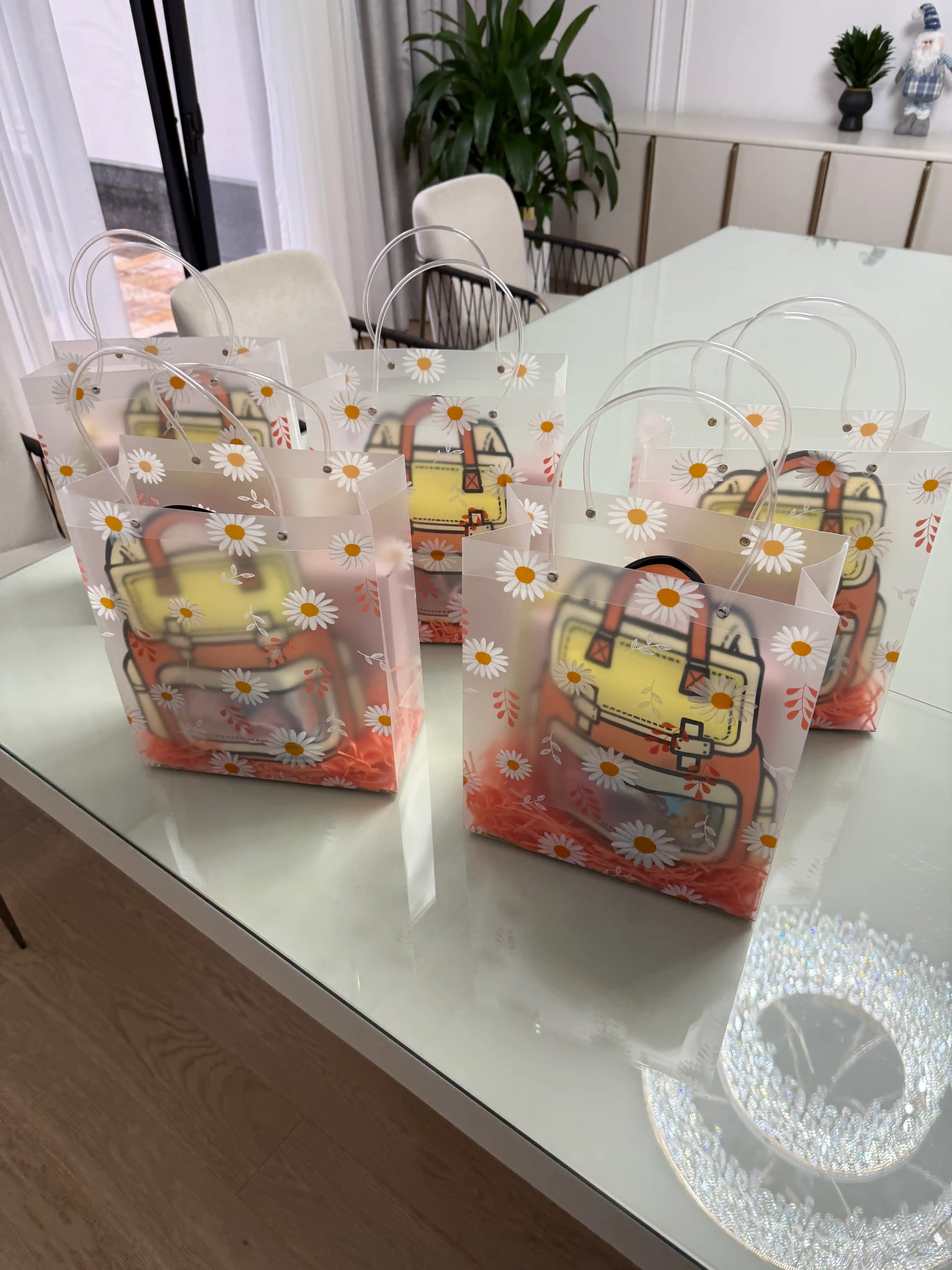 Maktab va bog‘cha uchun sovg‘a paketlari — shirinlik va pechenyelar uchun paket. 28x24sm
