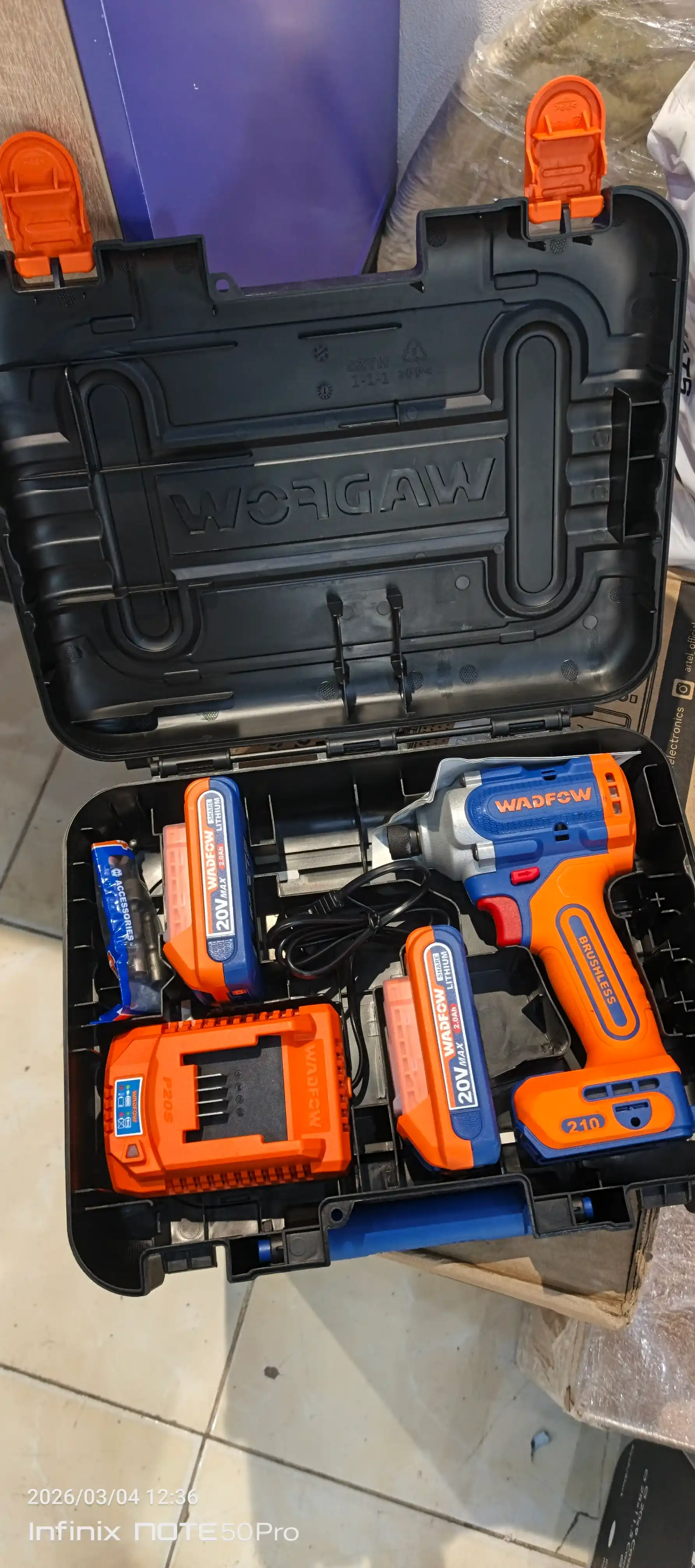Impact akumliyatori 210 Nm aylanadigan bolg'a WADFOW WCD2B21