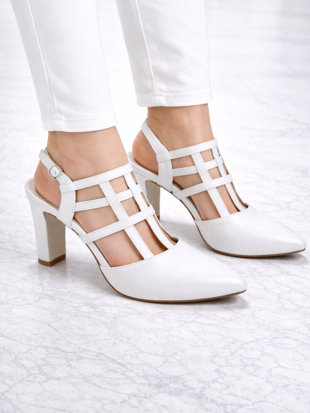 Женские белые туфли на каблуке с закрытым носком и ремешками (strappy heels) - 