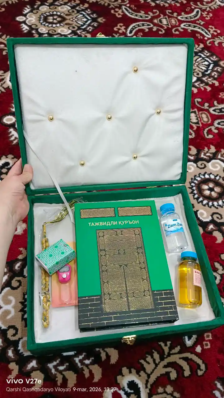Diniy to'plam ibodat , Arabcha Qur'oni kitobi, joynamoz, tasbeh, zam zam - sovg'a qutisida