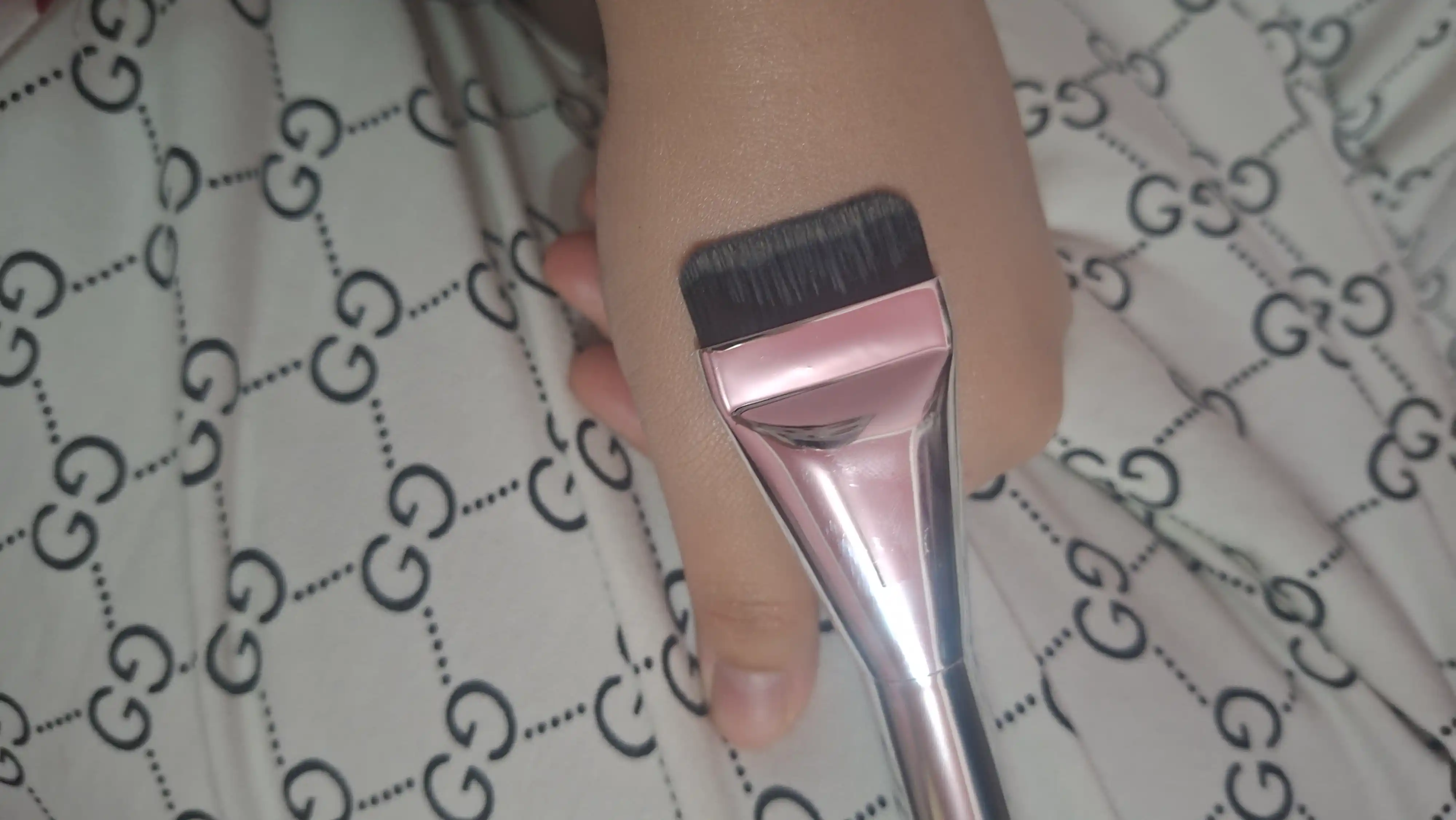 Tonal asos uchun ultrayupqa cho‘tka, pardoz uchun kistochkalar, kabuki cho‘tkasi