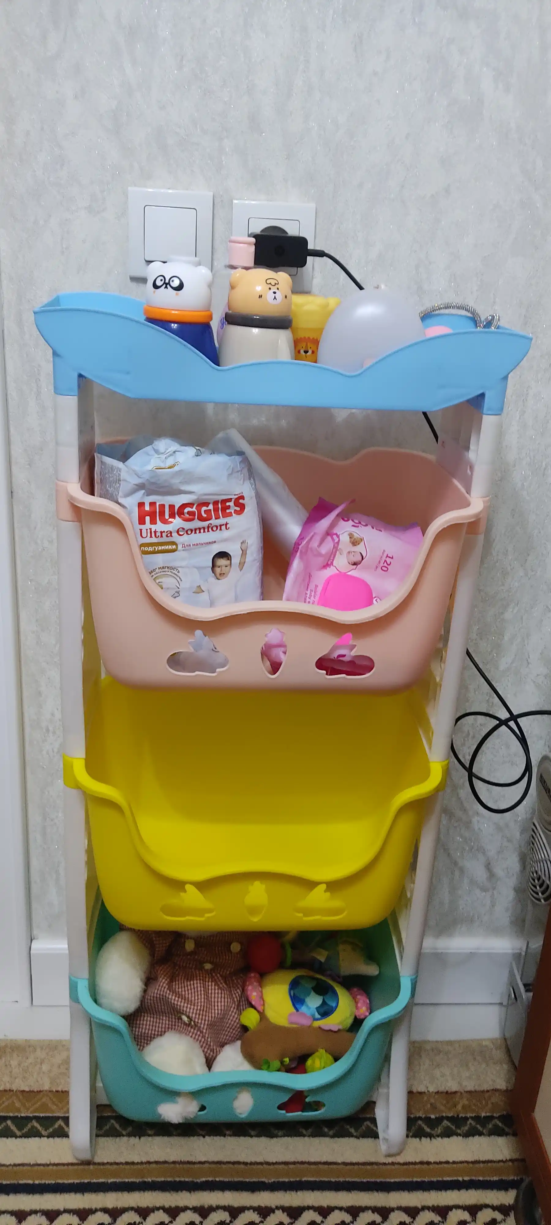 Plastik pol tokcha, g'ildiraklarda oshxona, hammom uchun