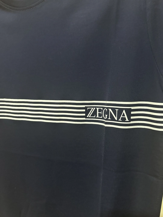 Logotipli erkaklar futbolkasi