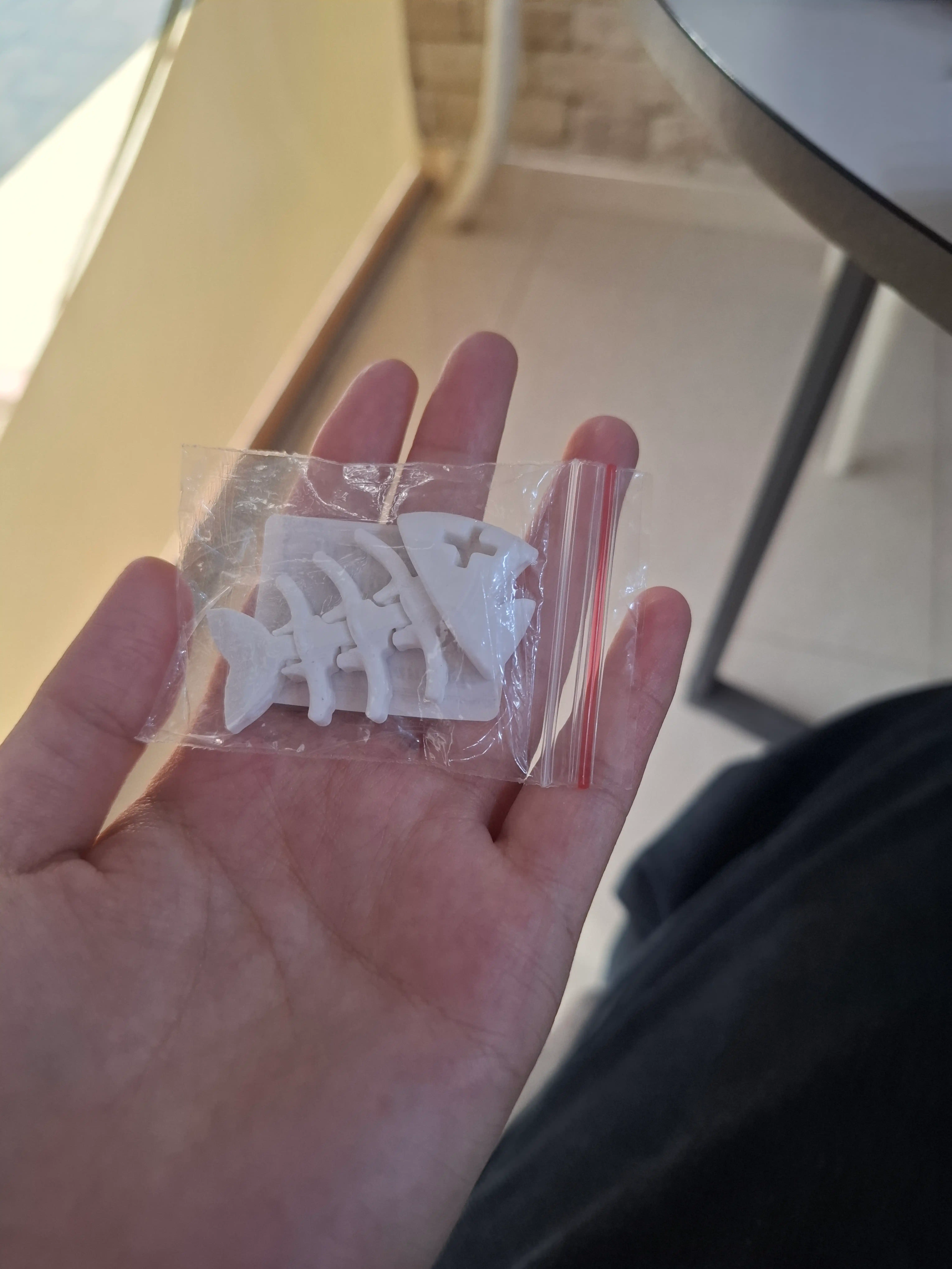 3D printerda chop etilgan antistress harakatlanuvchi o‘yinchoq mushukcha sfinks