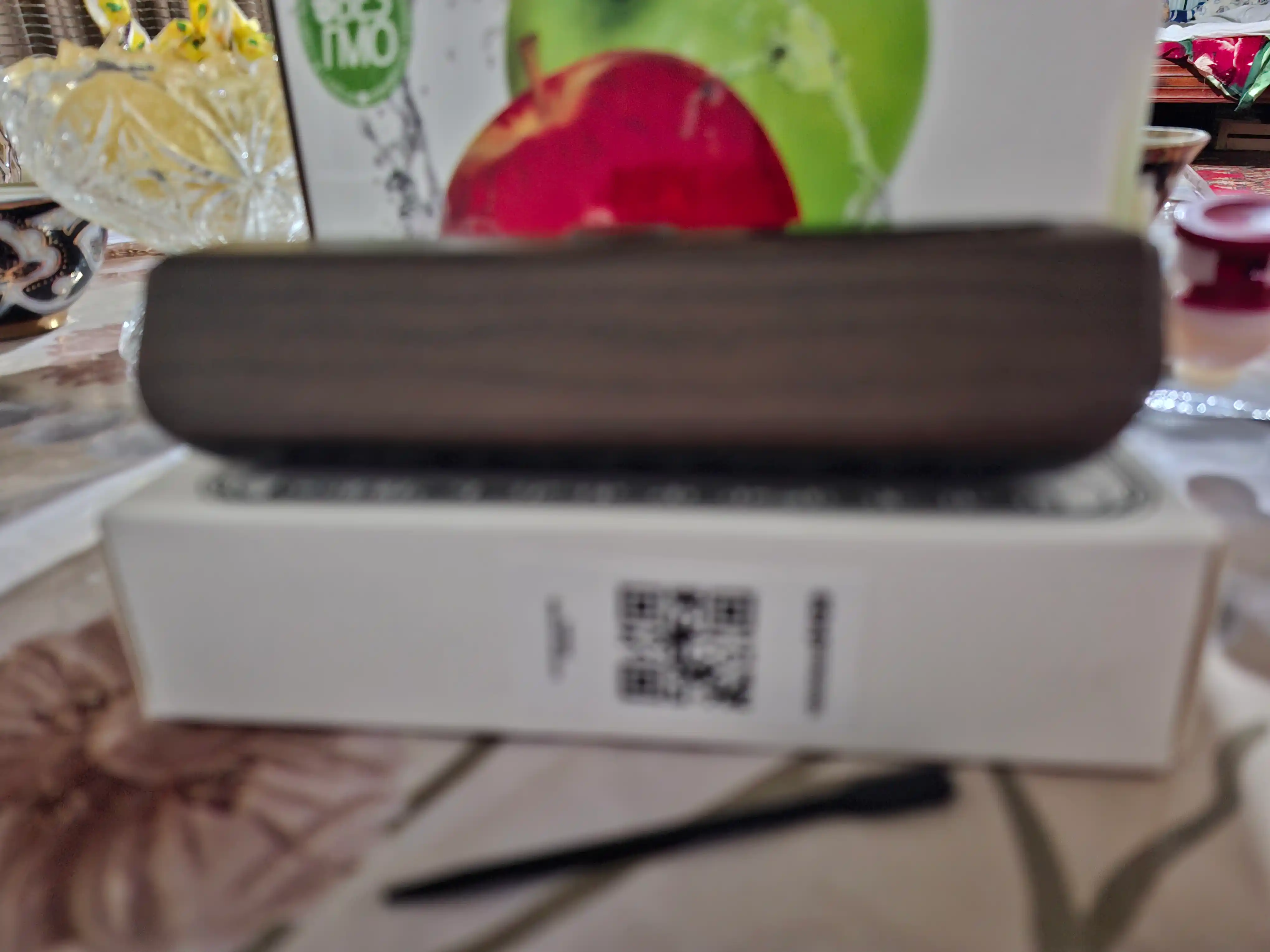 Avtomobildagi telefon raqami yozilgan tashrif qog‘ozi