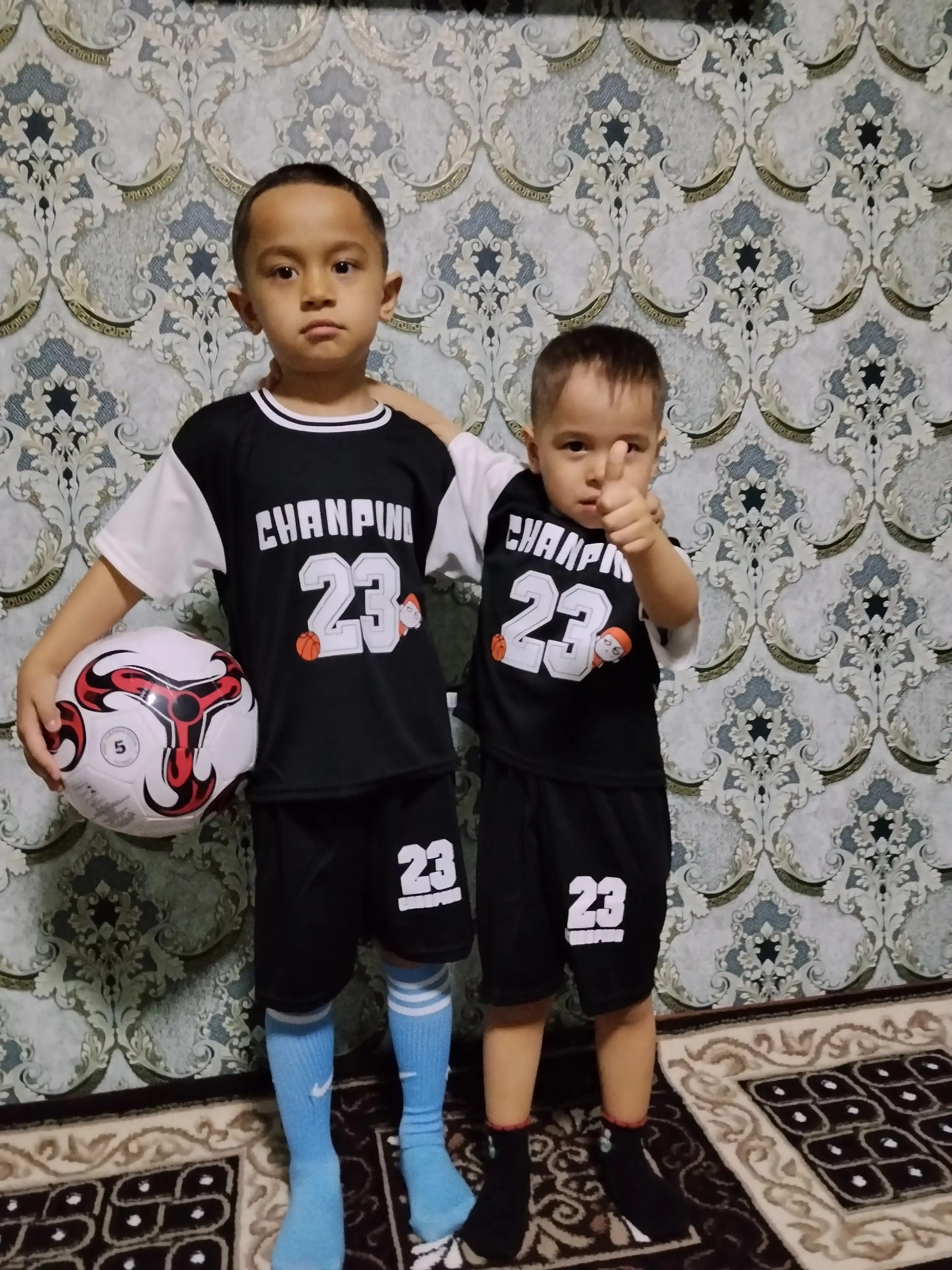 Bolalar uchun yozgi sport kiyimi, futbolka + shortik to‘plami