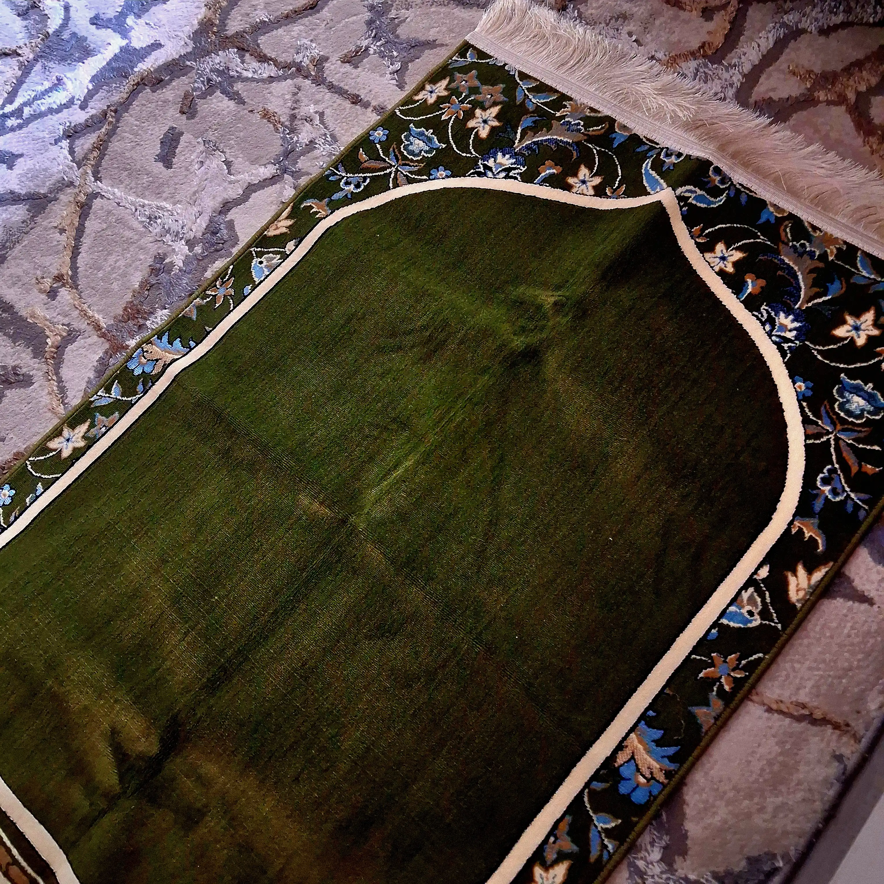 Joynamoz Madina, Mada Carpets mahsuloti, yumshoq va mayin yuza, gilamdek baquvvat sifat