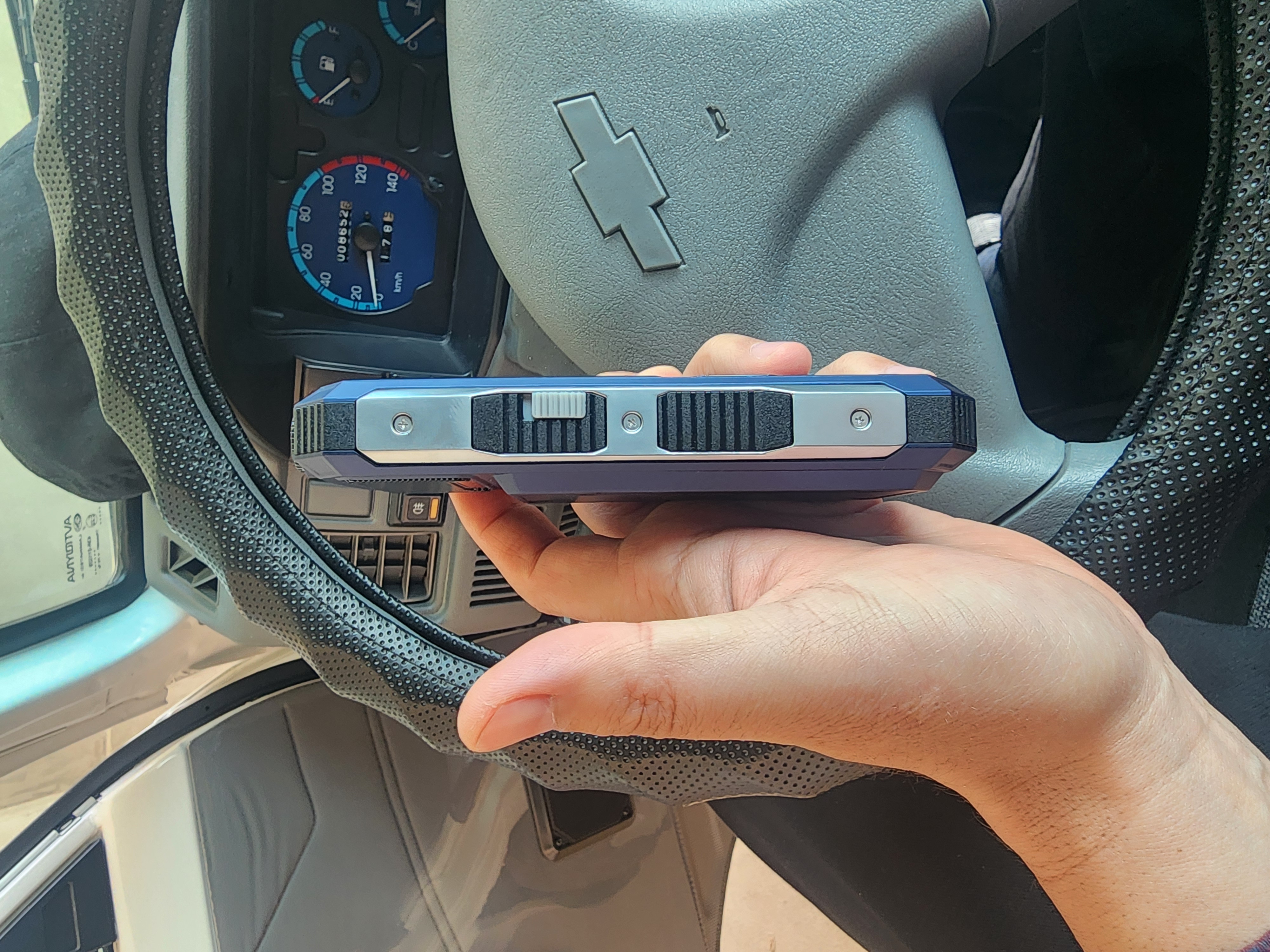Knopkali telefon Novey T500 TANK, katta batareya 5000mAh