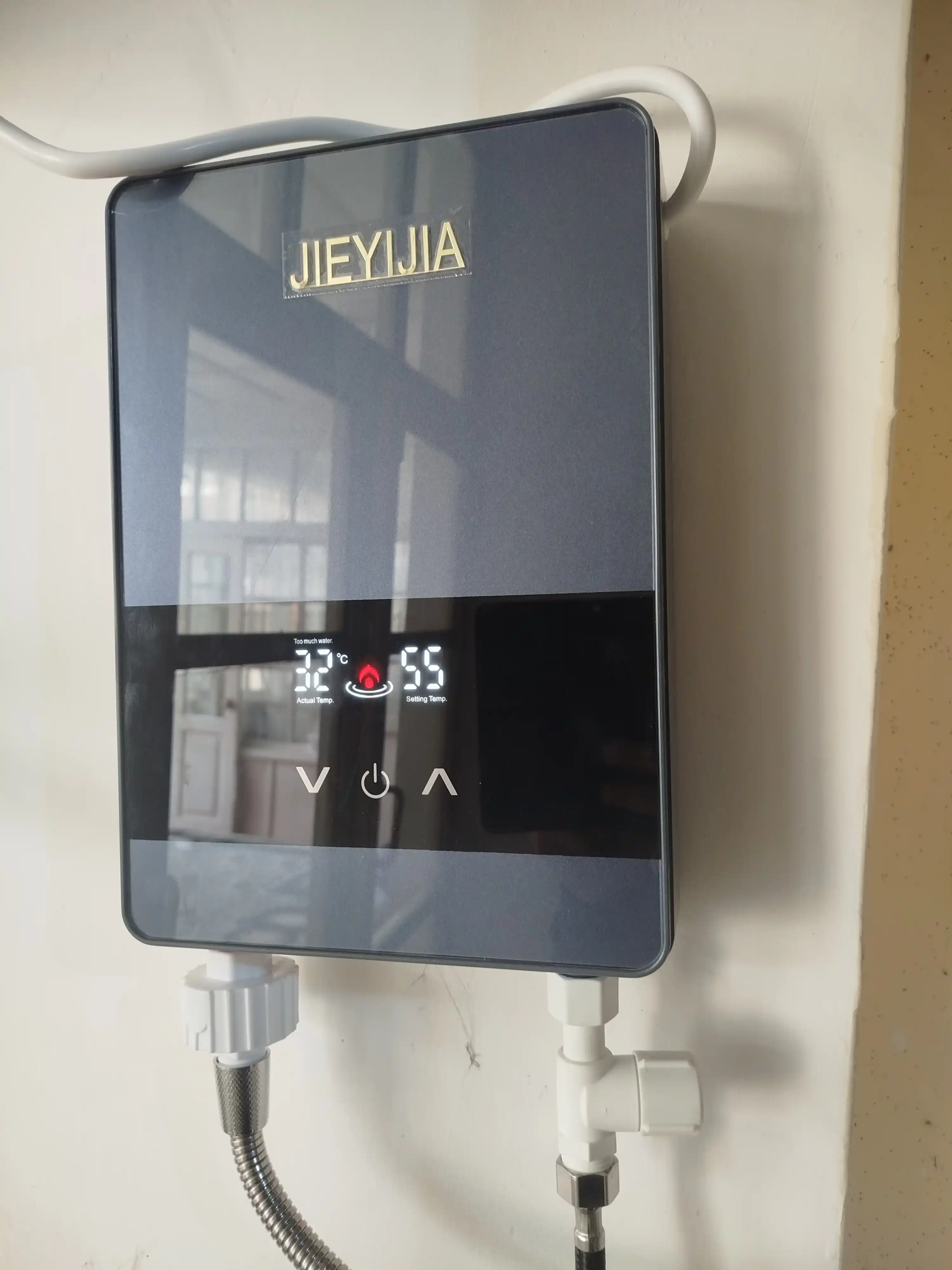 Sensorli displeyli elektr oqar dush suv isitgichi
