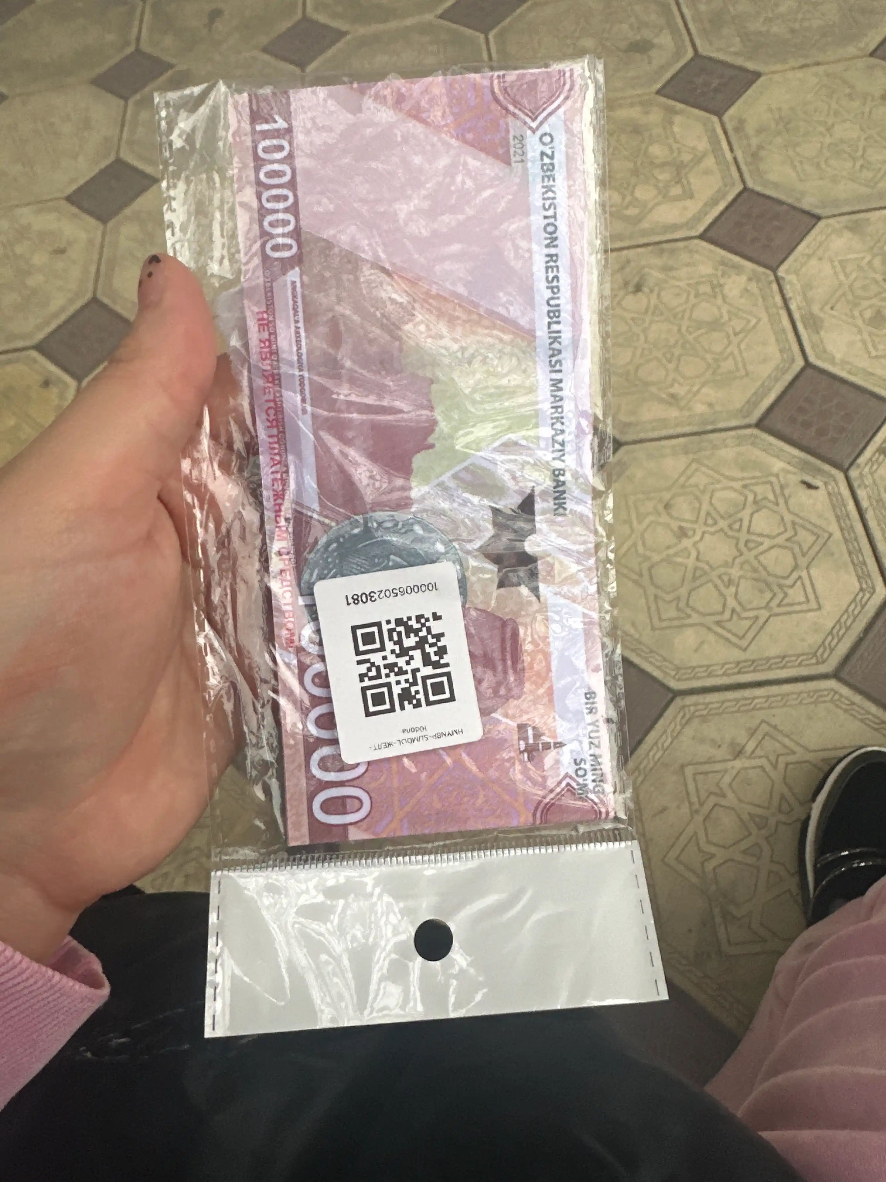 Suvenir pullar, so‘m va dollar kupyuralari, 50 ming, 100 mimg, 200 ming, 50$, 100$