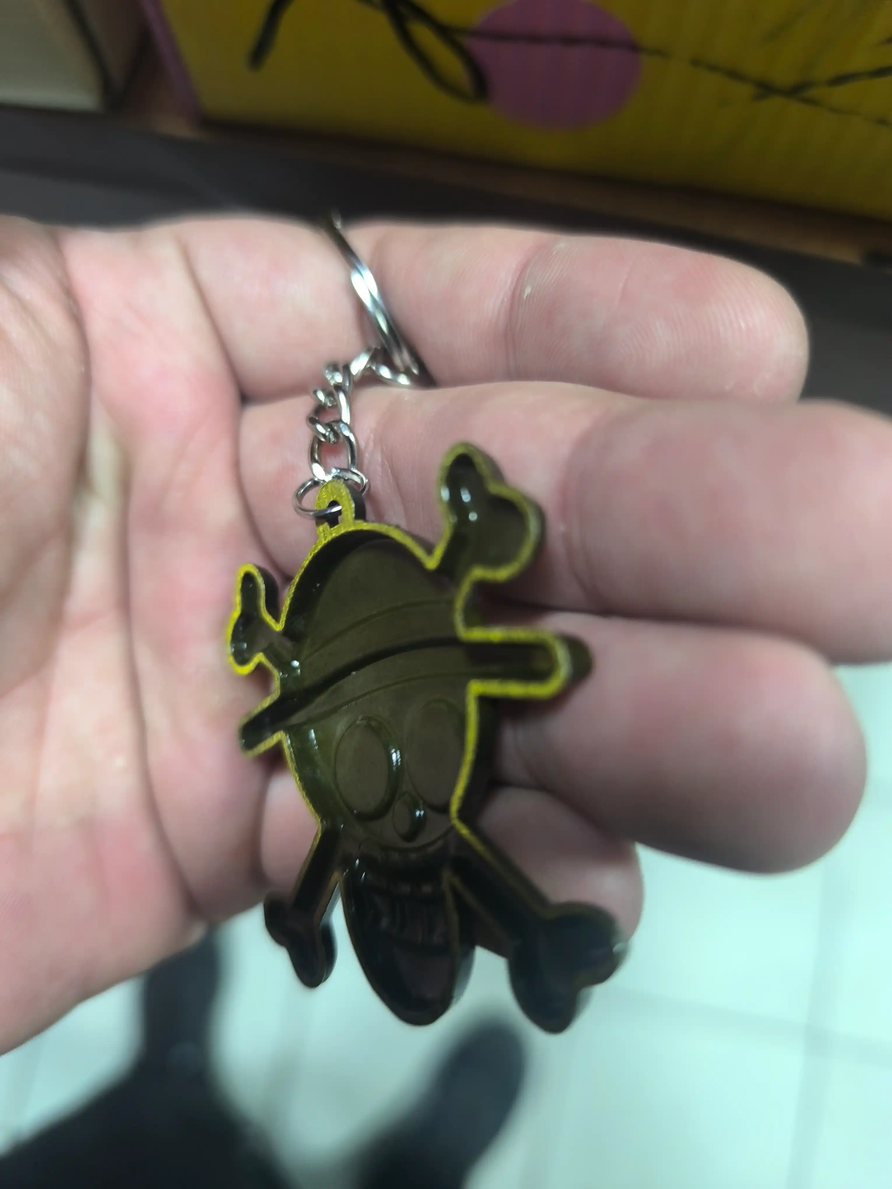 One Piece metall breloklar — shlyapa va bosh suyak dizayni, anime aksessuar