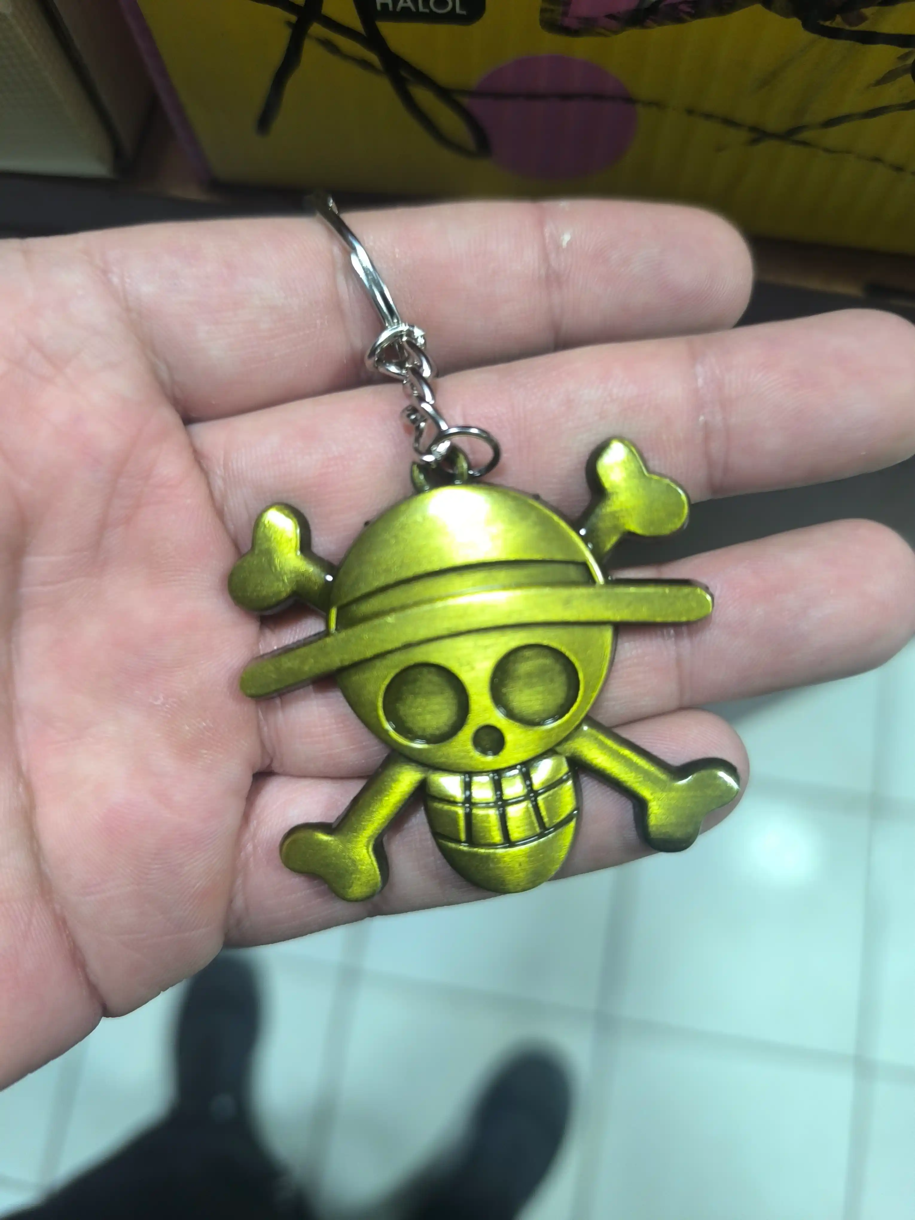One Piece metall breloklar — shlyapa va bosh suyak dizayni, anime aksessuar