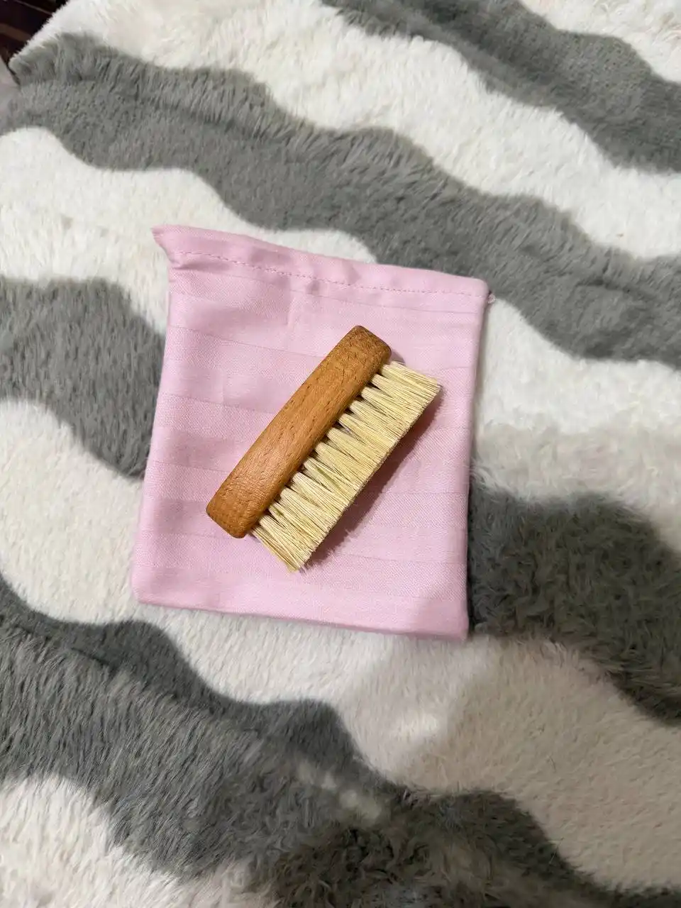 Soch, soqol, mo‘ylov, kaktus tuklari uchun yog‘och, tabiiy BeautyBox taroq-cho‘tkasi