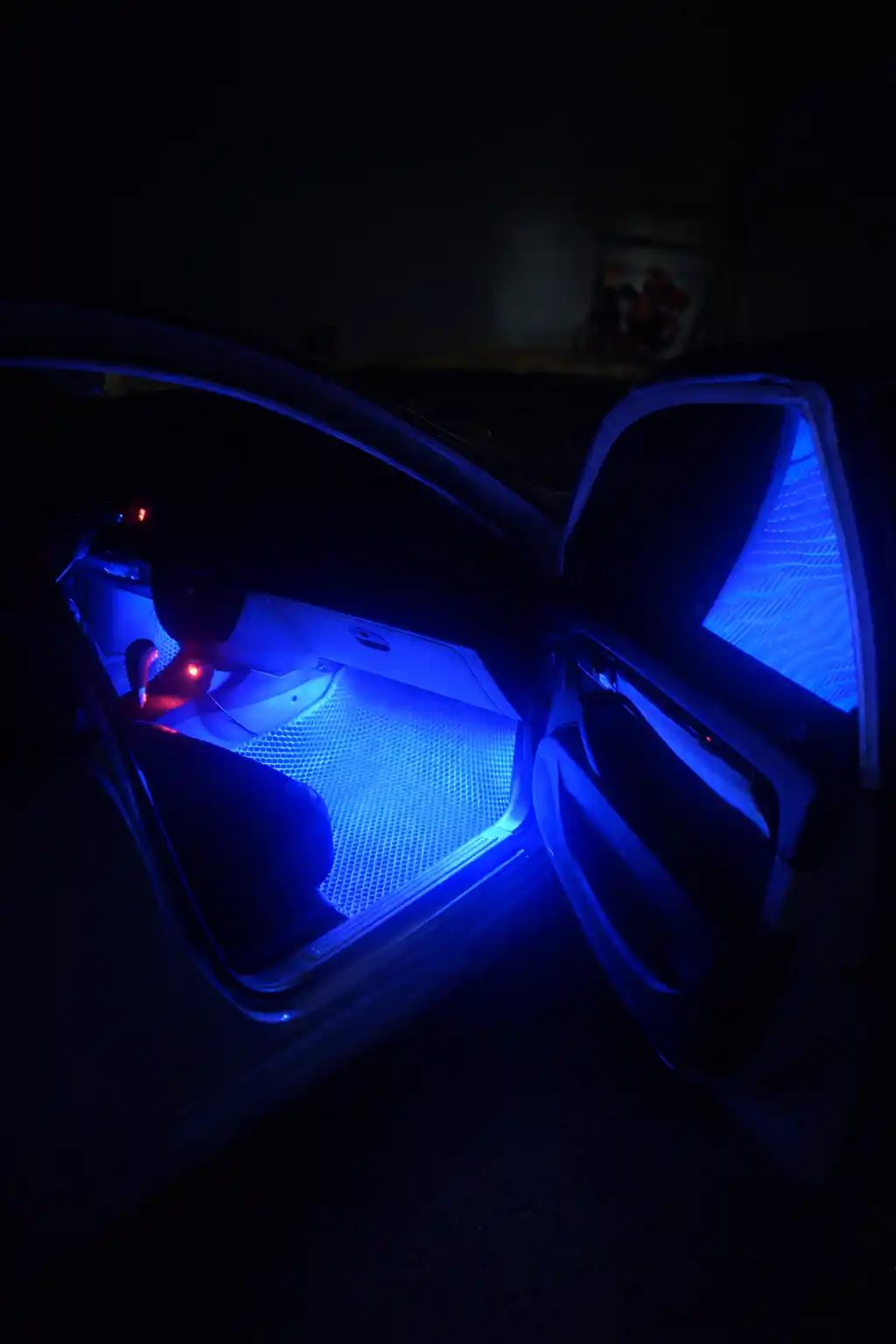 LED avtomobil yoritgichi, rang o‘zgaradi, pult, musiqa bilan sinxron