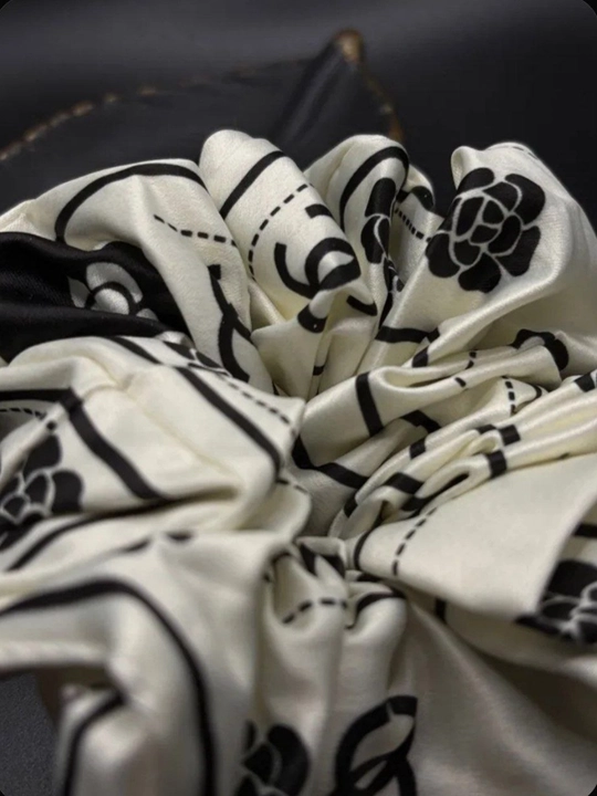 Atlas scrunchie soch rezinkasi – yumshoq va zamonaviy