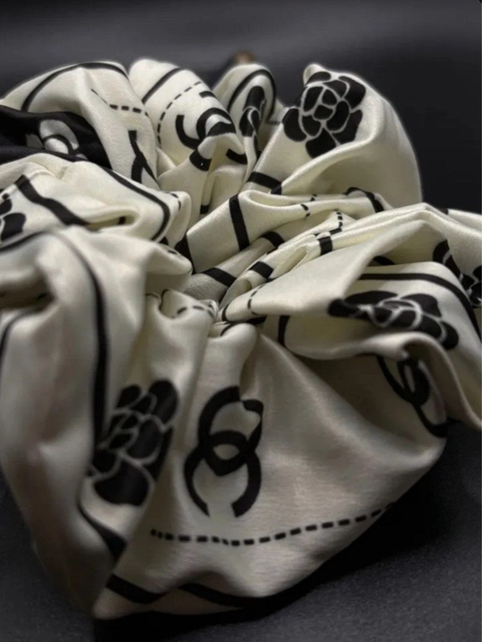 Atlas scrunchie soch rezinkasi – yumshoq va zamonaviy
