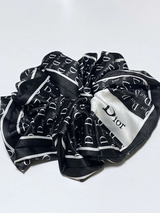 Atlas scrunchie soch rezinkasi – yumshoq va zamonaviy