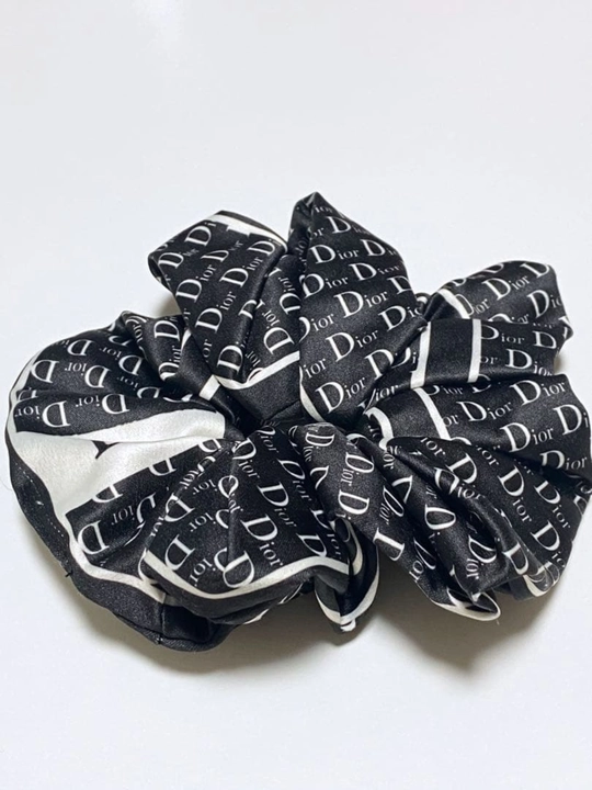 Atlas scrunchie soch rezinkasi – yumshoq va zamonaviy