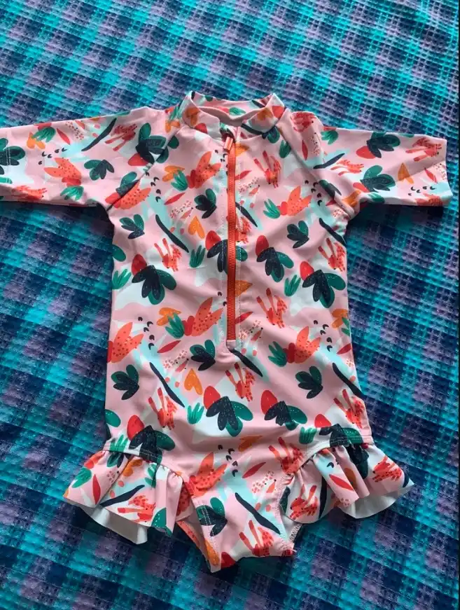 Qizlar uchun yaxlit, kalta yengli va etakli suzich kiyimi
