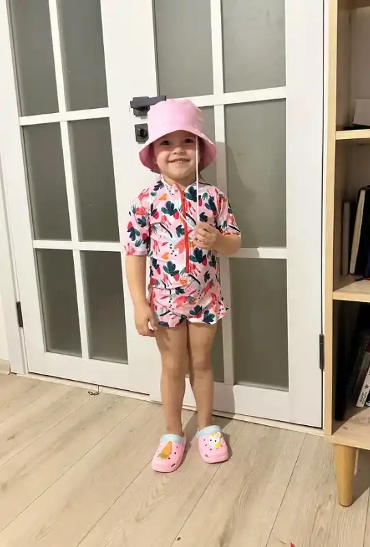 Qizlar uchun yaxlit, kalta yengli va etakli suzich kiyimi