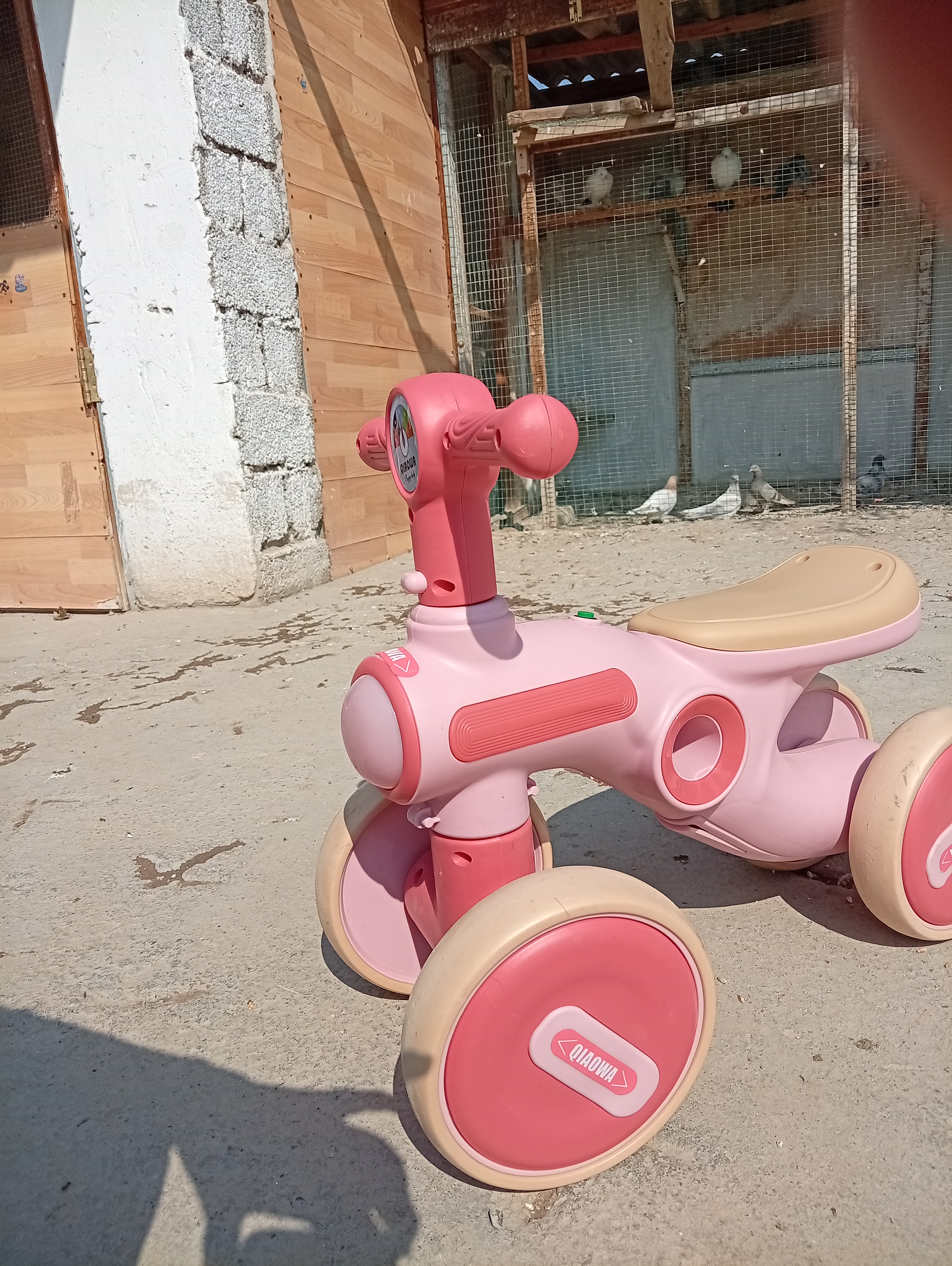 Bolalar to‘rt g‘ildirakli muvozanatlovchi velosipedi, pedalsiz, tolokar, aravacha