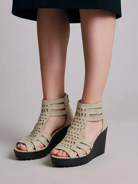 Tumshug‘i ochiq va orqasida chaqmoq bilan ulkan baland g‘ilofdagi ayollar gladiator sandallari - 