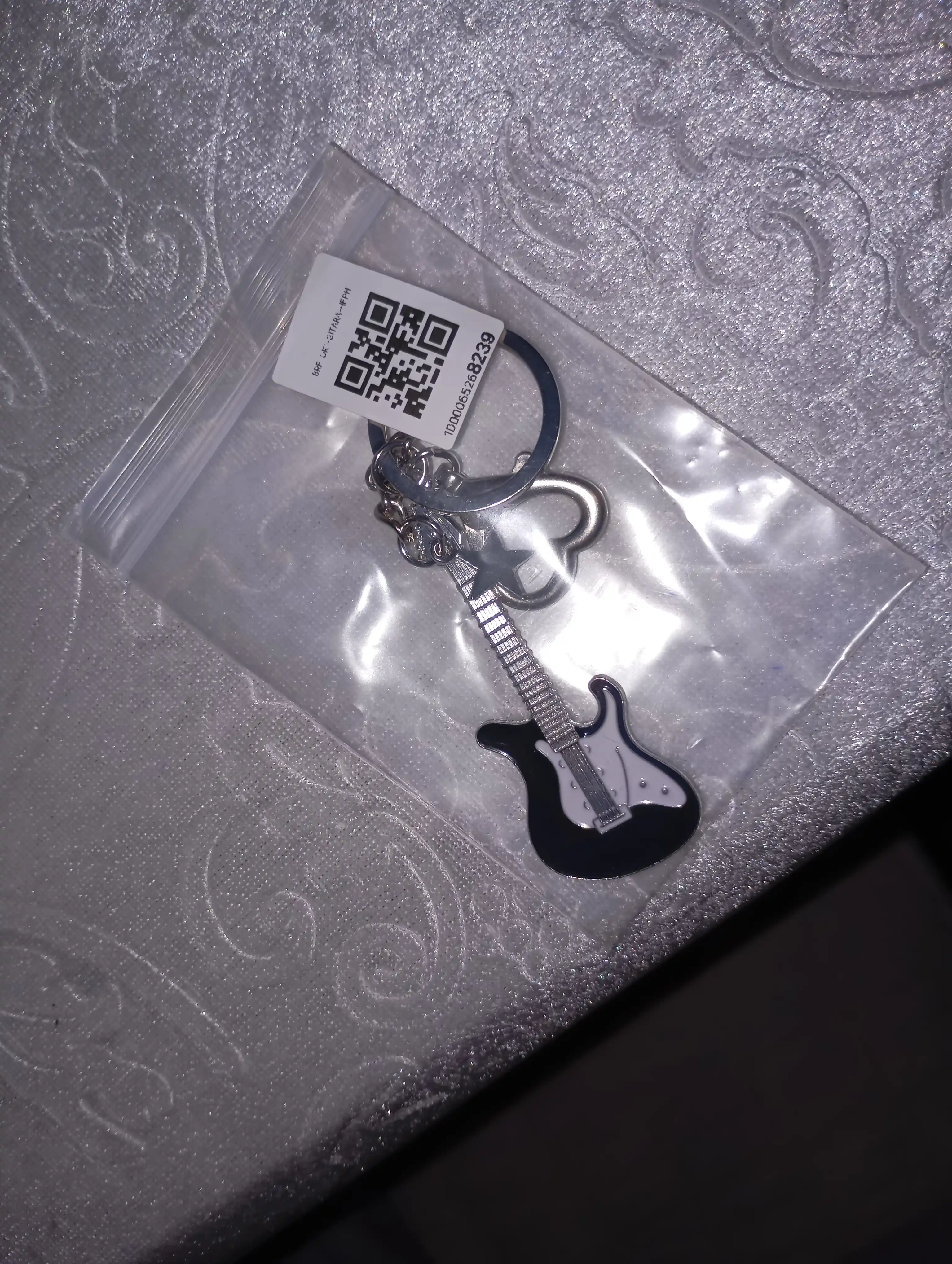 Gitara shaklidagi metall breloklar – musiqasevarlar uchun sovg‘a aksessuar