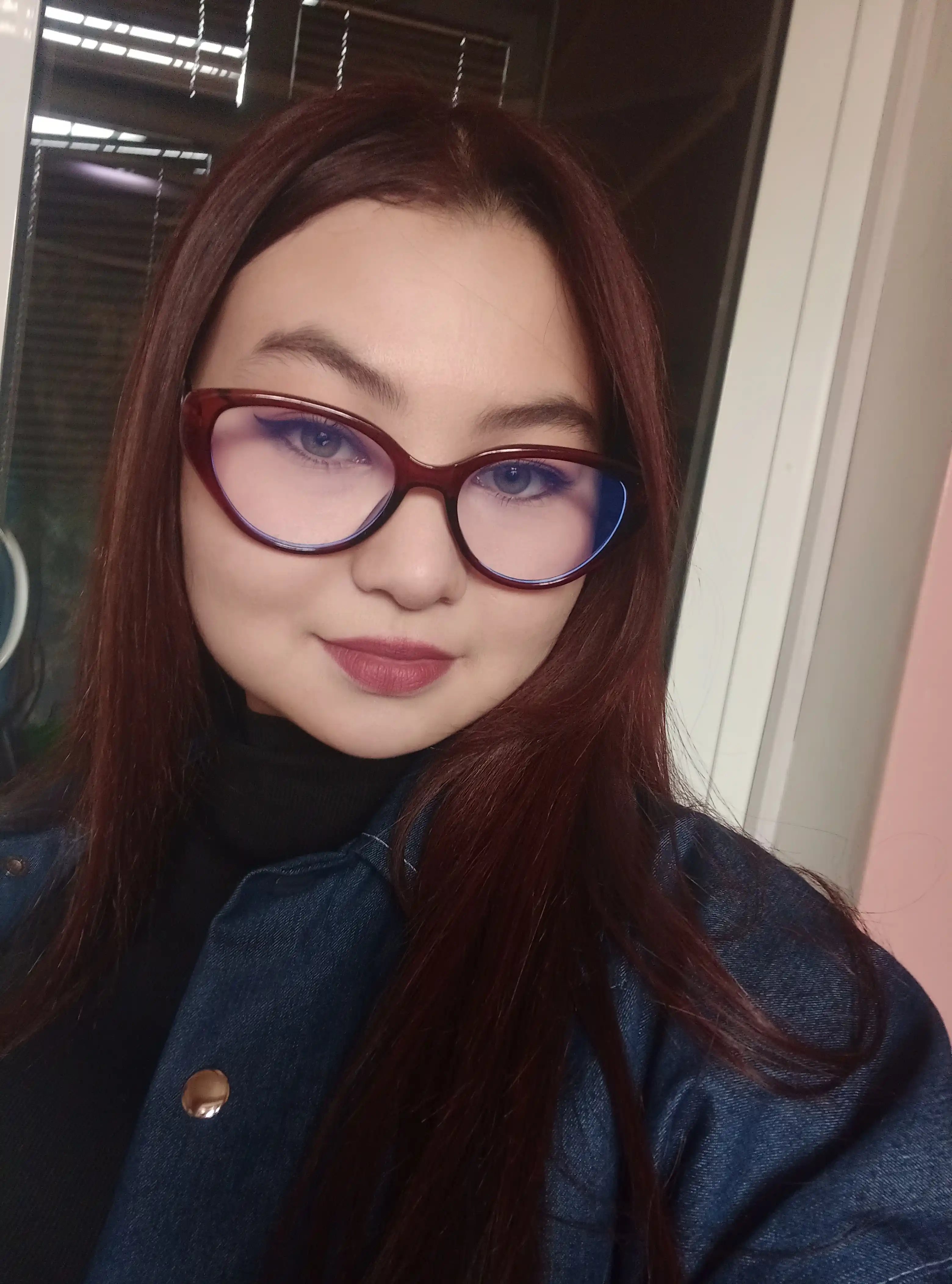 Ayollar imijli ko'z oynaklari, quyoshda himoya qiluvchi va ko'k nurdan himoya ochkilar