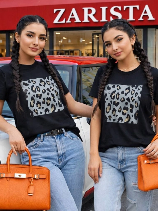 Ayollar futbolkasi zamonaviy obraz uchun leopard printli model - 