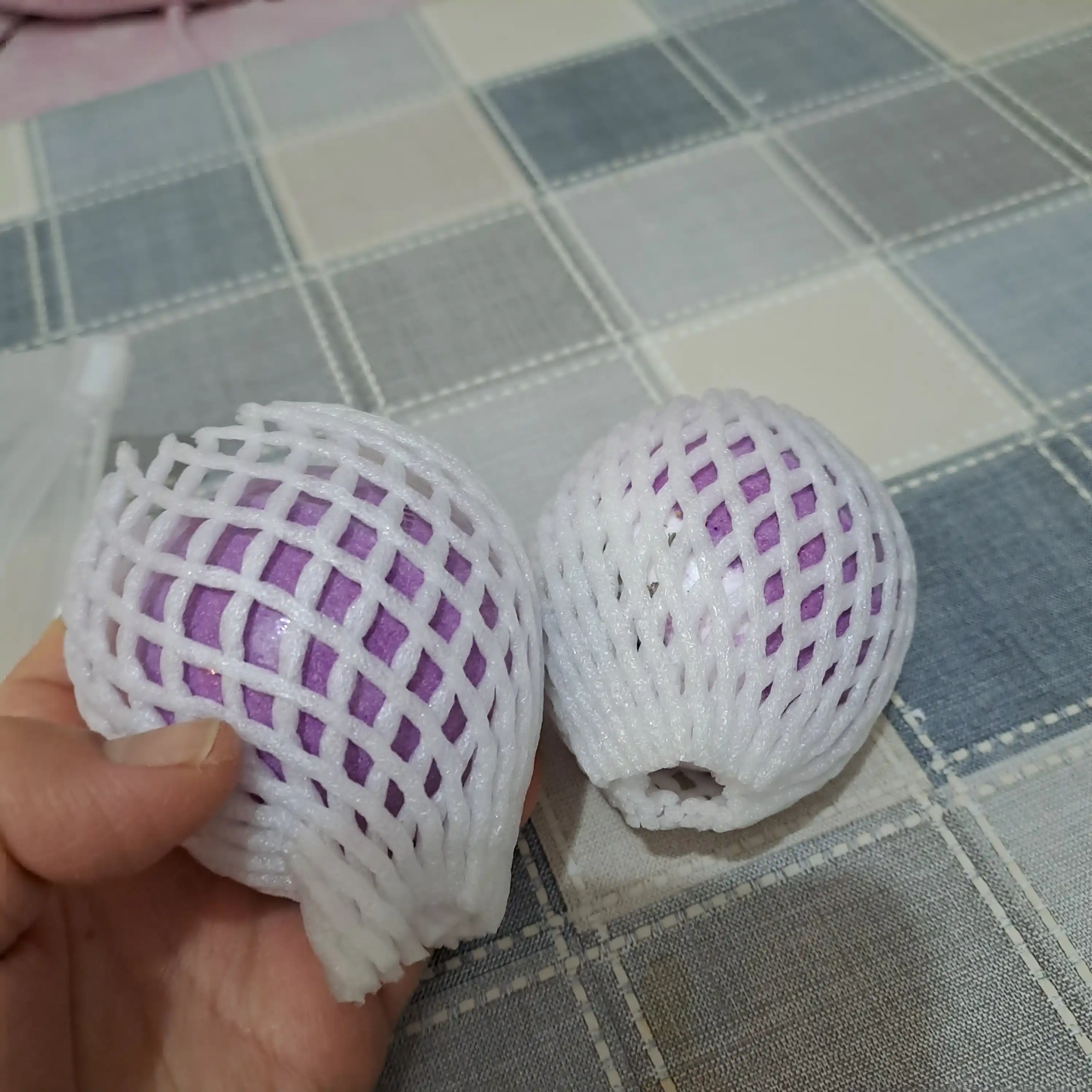 Tabiiy atirgul yaproqlari bilan vannaga mo‘ljallangan bombalar