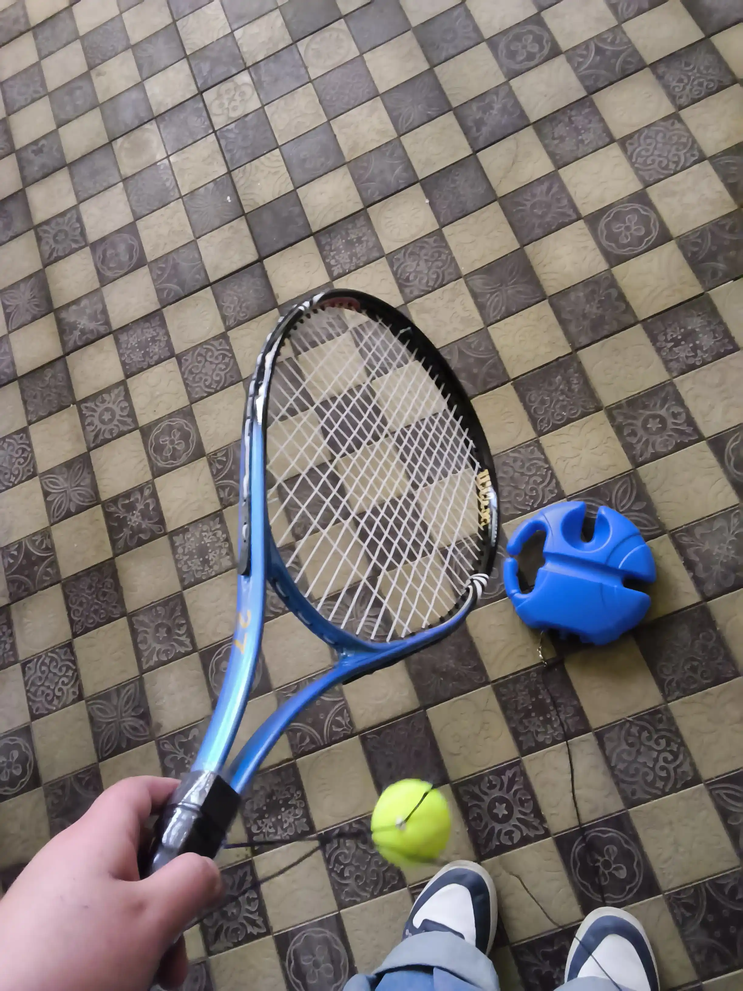Tennis trenajyori, yangi boshlanuvchilar uchun mos keladigan yakka mashq qurilmasi