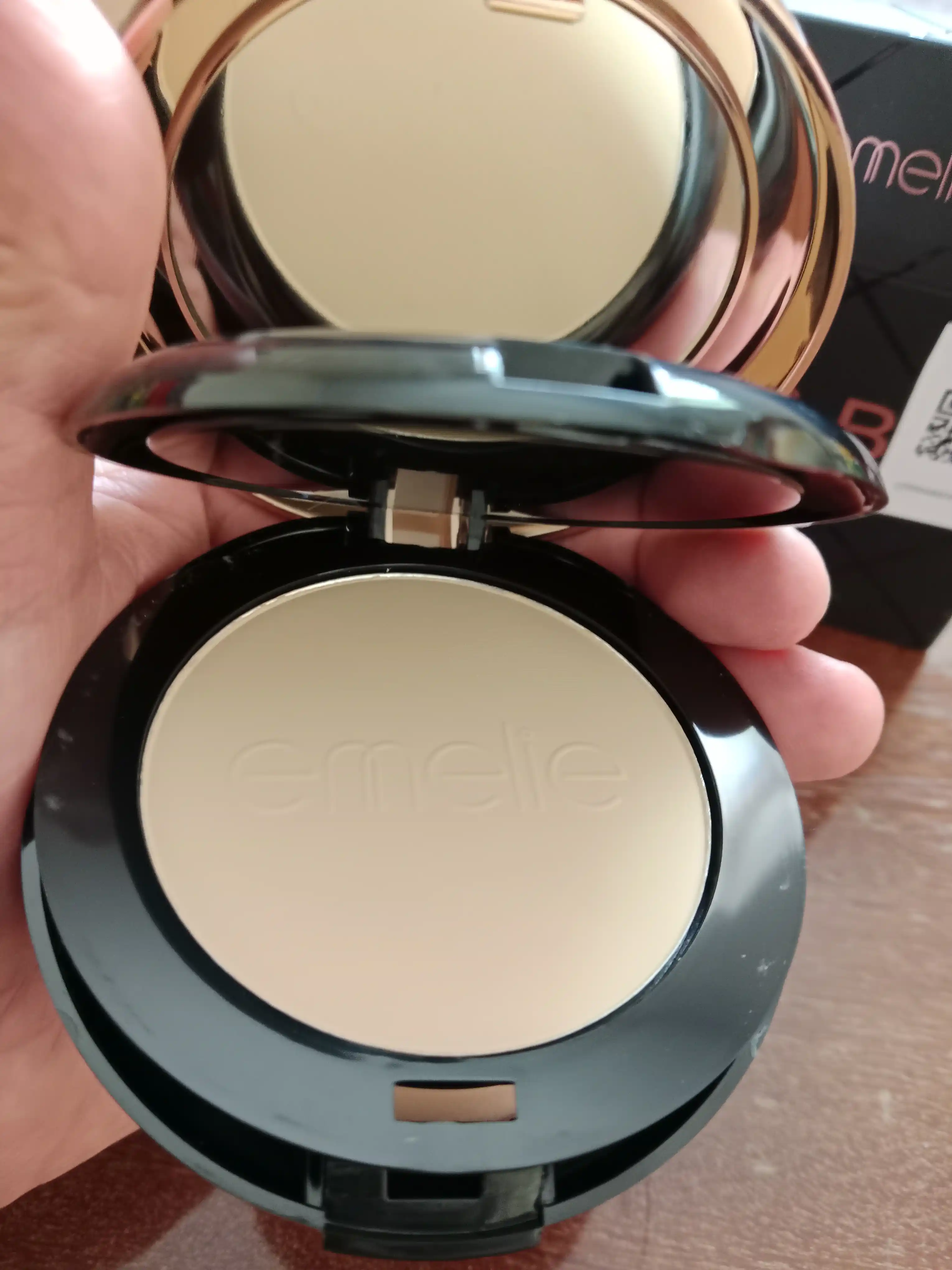 Yuz uchun matlovchi krem-upa B.B Powder Emelie, 01 va 02, 2 tasi 1 da, 24 soat, SPF 15