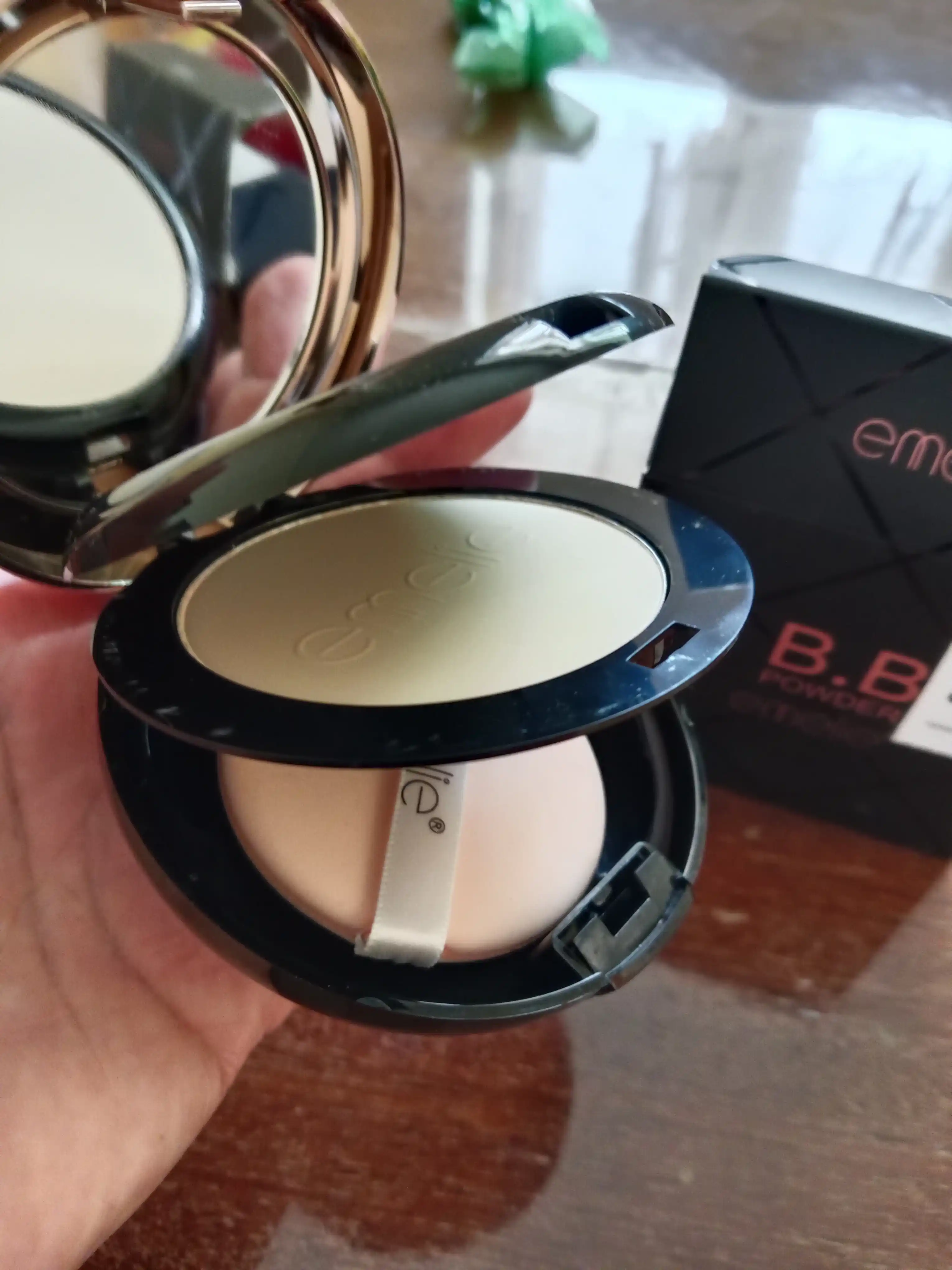 Yuz uchun matlovchi krem-upa B.B Powder Emelie, 01 va 02, 2 tasi 1 da, 24 soat, SPF 15