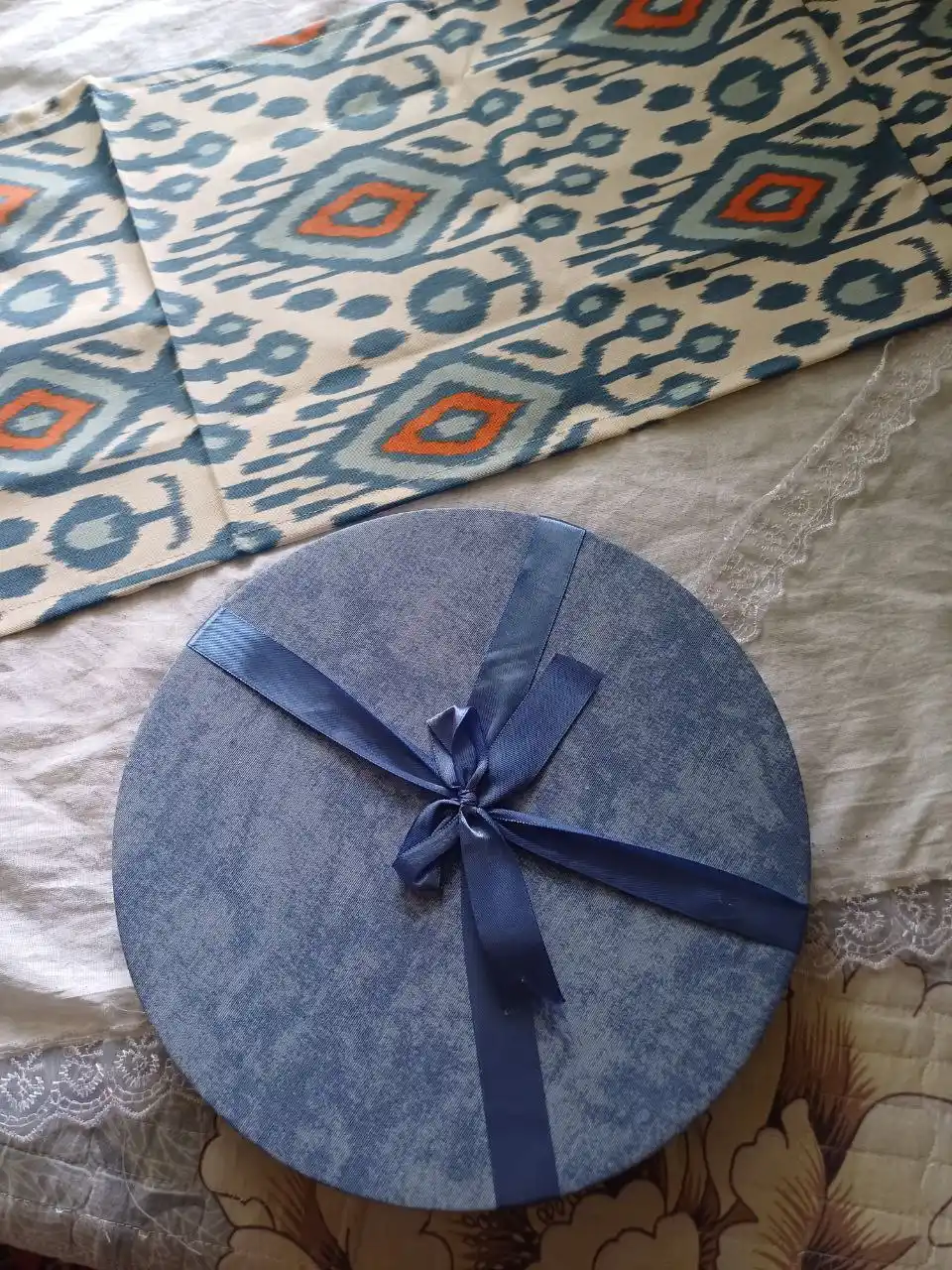 Milliy matodan dasturxon, stol uchun ranner va 6 ta likopcha, o‘lchami 40 x 180 sm