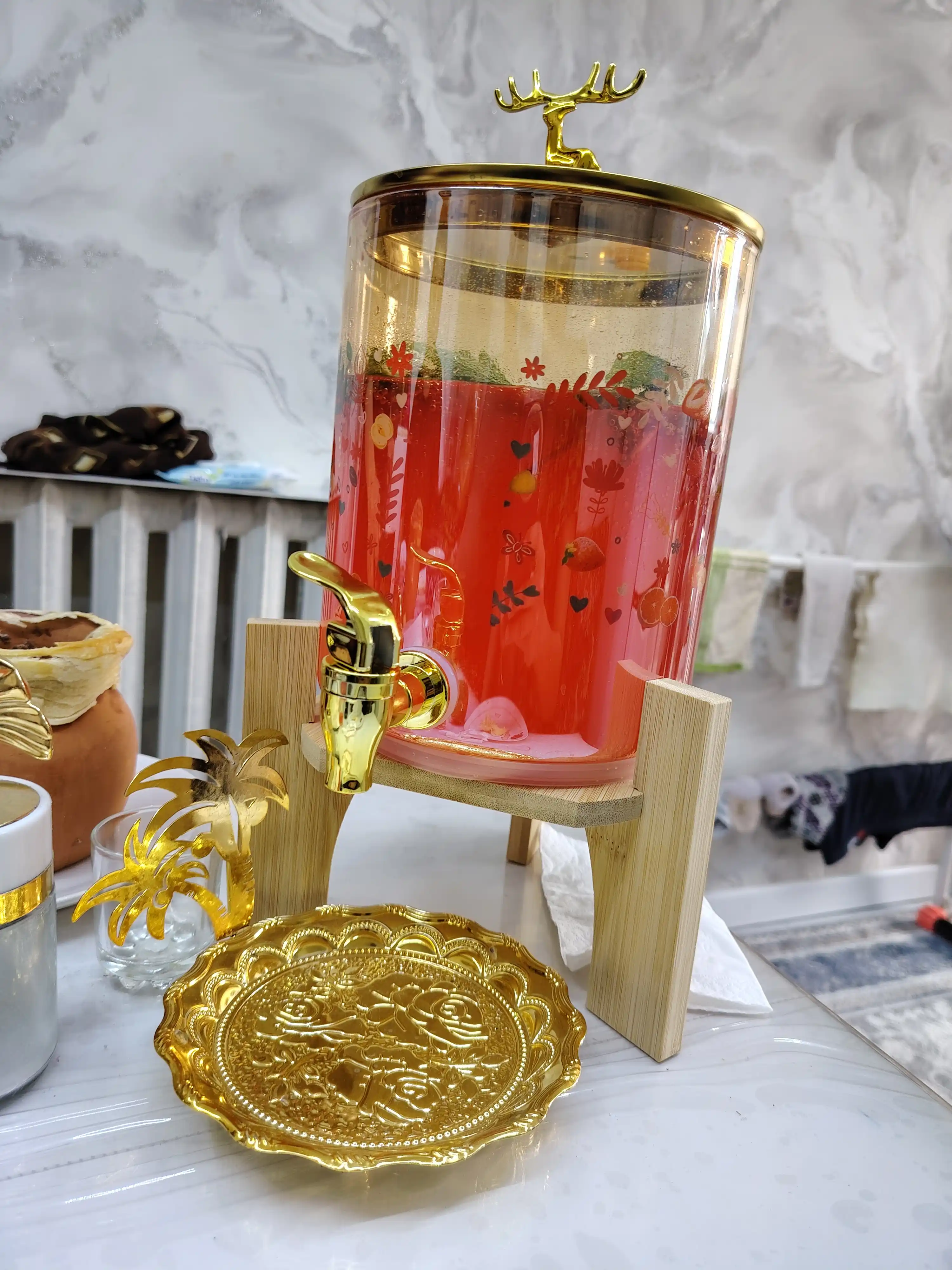 Limonad ichimligi uchun grafinlar va qopqoqli shisha idishlar