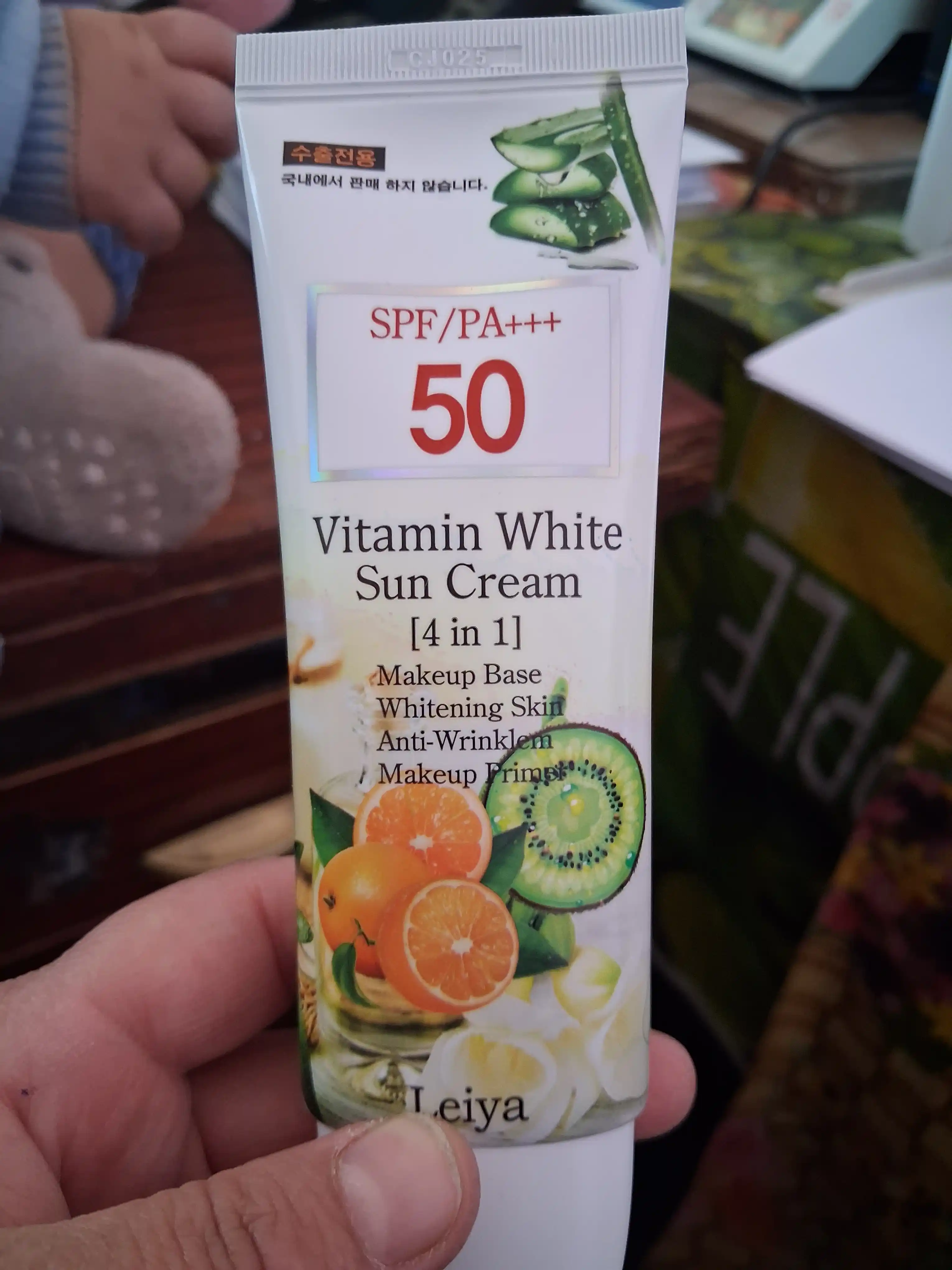 Солнцезащитный крем Leya Vitamin Whitening Sun Cream SPF50+ PA+++ 4in1