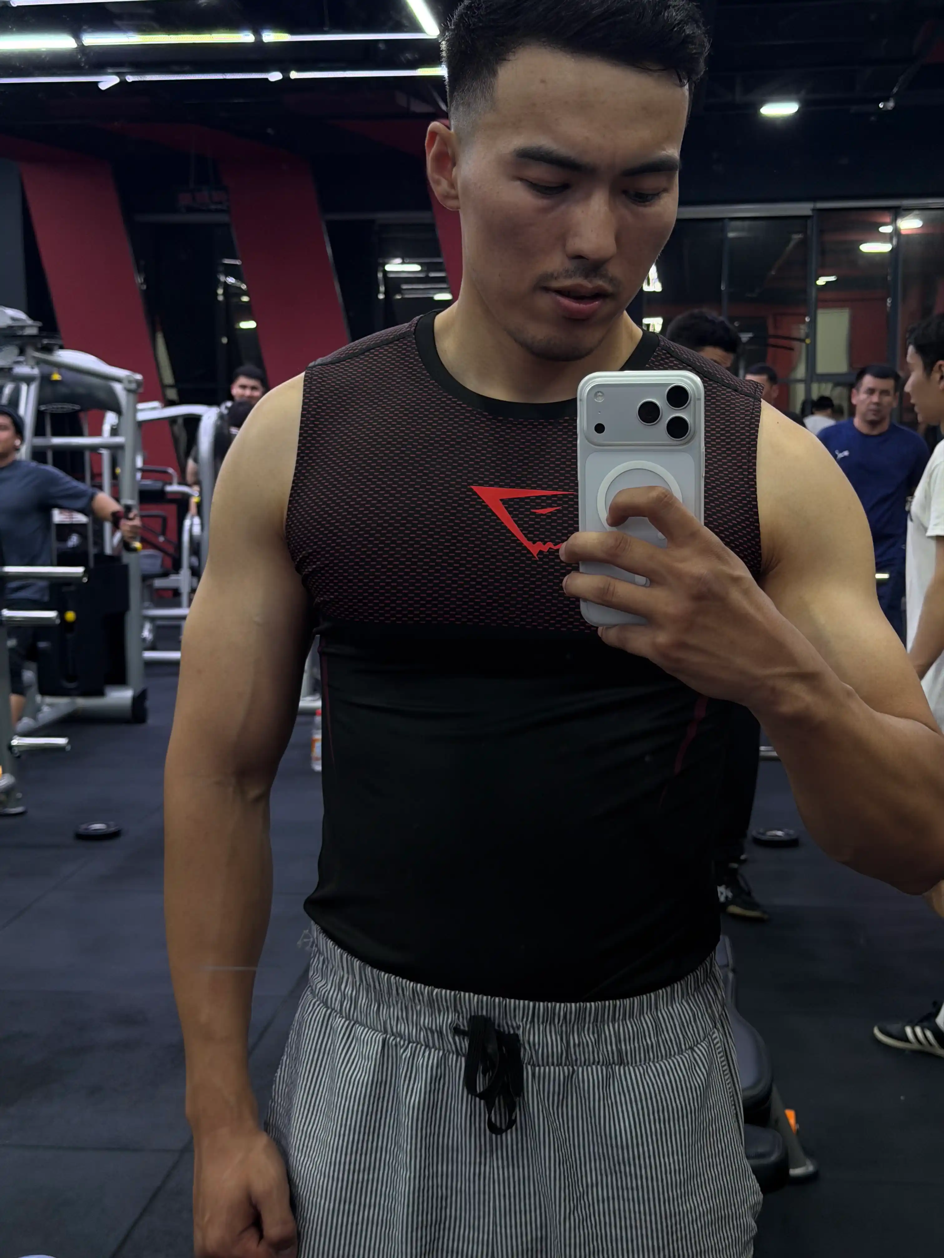 Erkaklar uchun mayka Gymshark, kompression, sport, elastik, tez quriydigan, fitnes uchun