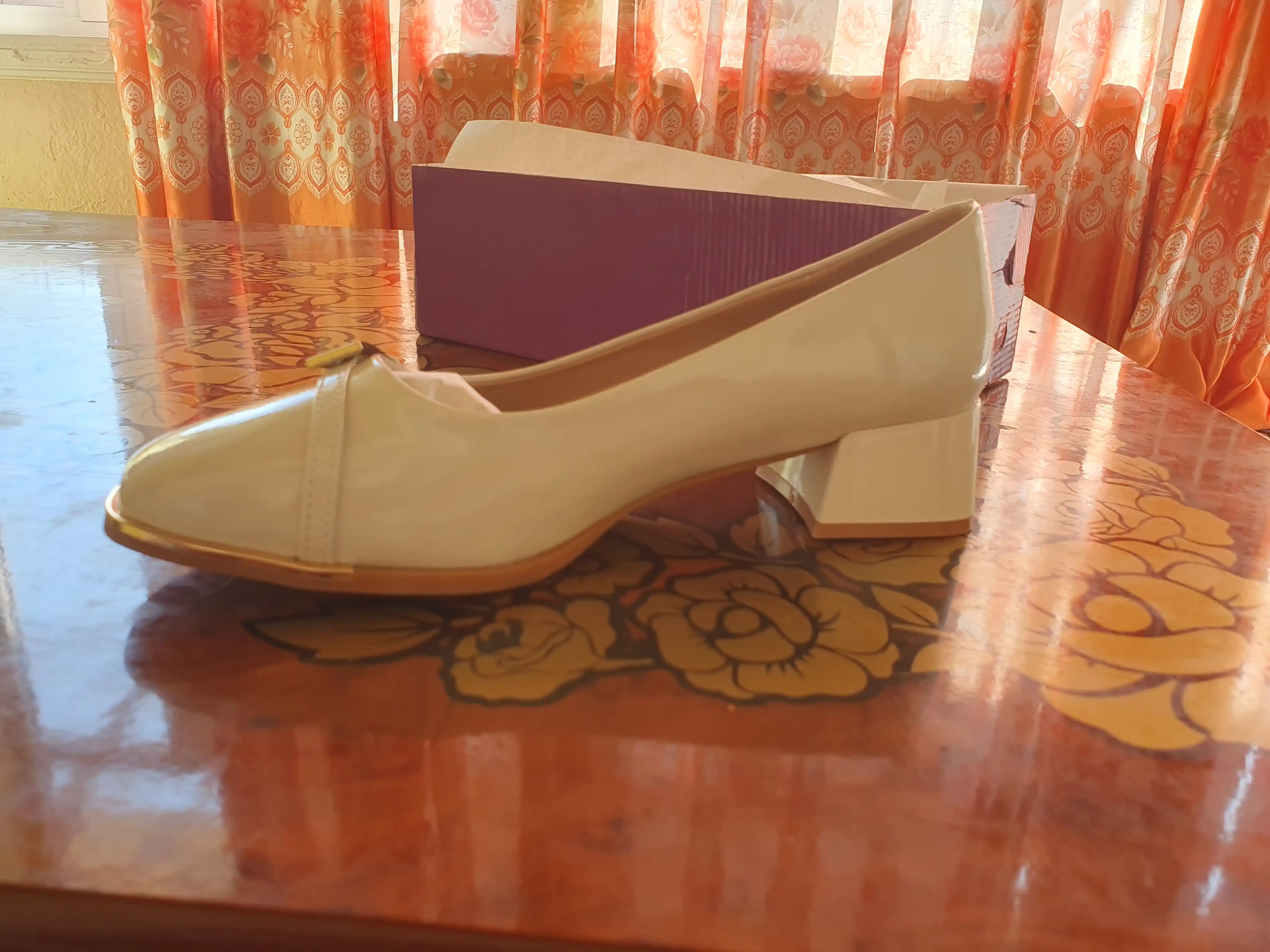 Ayollar учун lakli klassik tufli, past poshnali, oltin bezakli elegant model