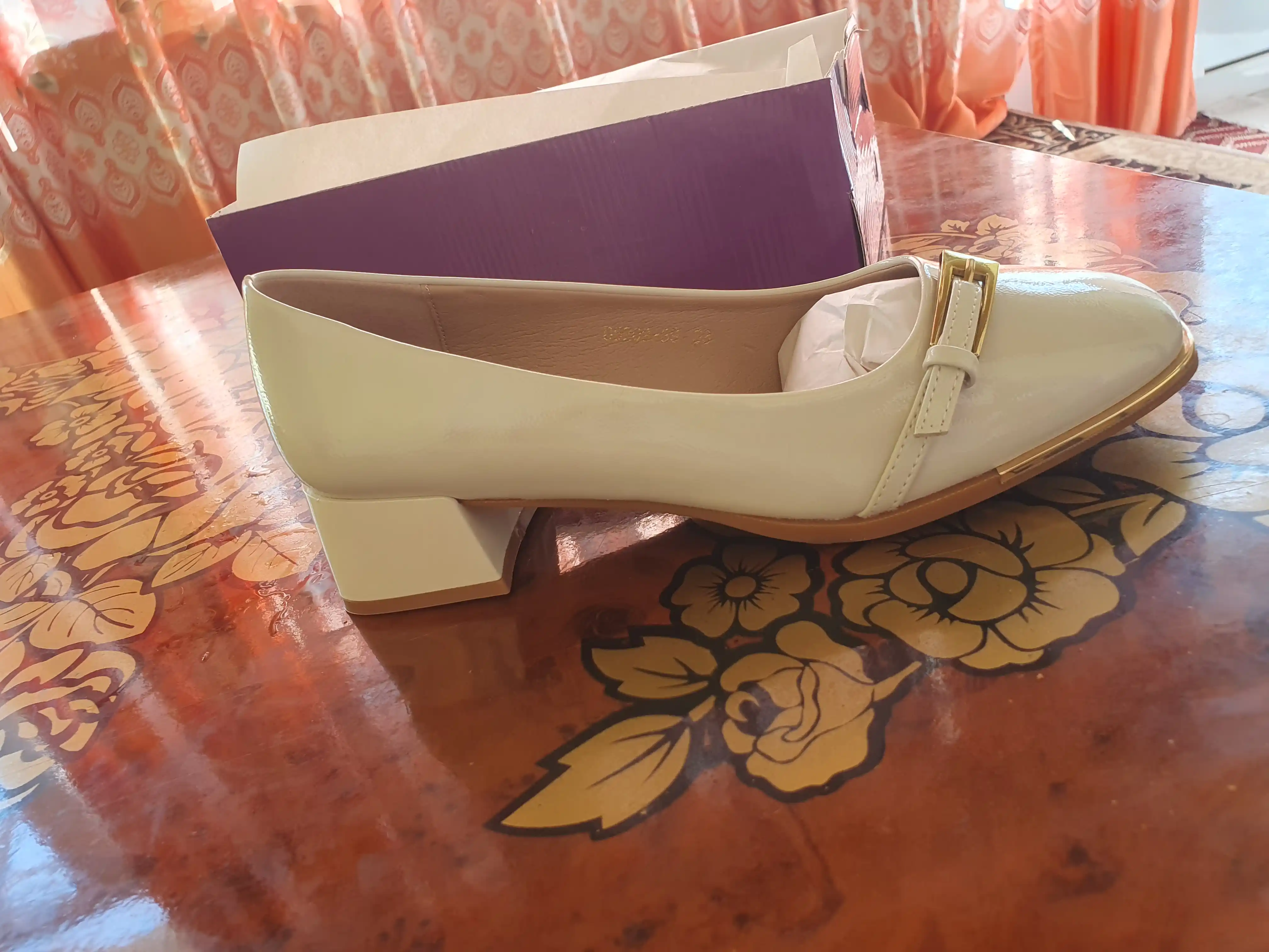 Ayollar учун lakli klassik tufli, past poshnali, oltin bezakli elegant model