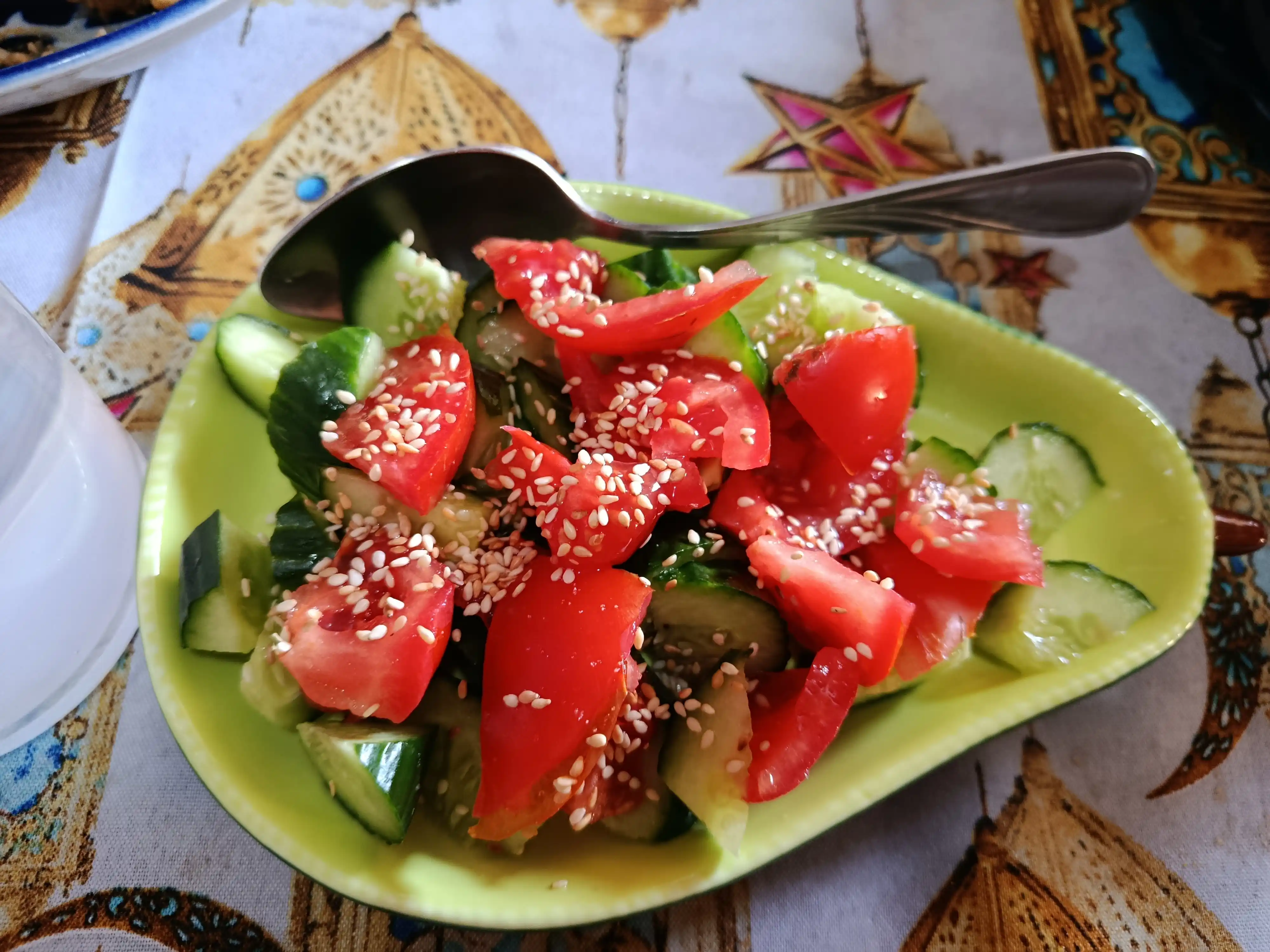 "Avokado" shaklidagi o'rtacha keramik likopcha, 21.5 sm