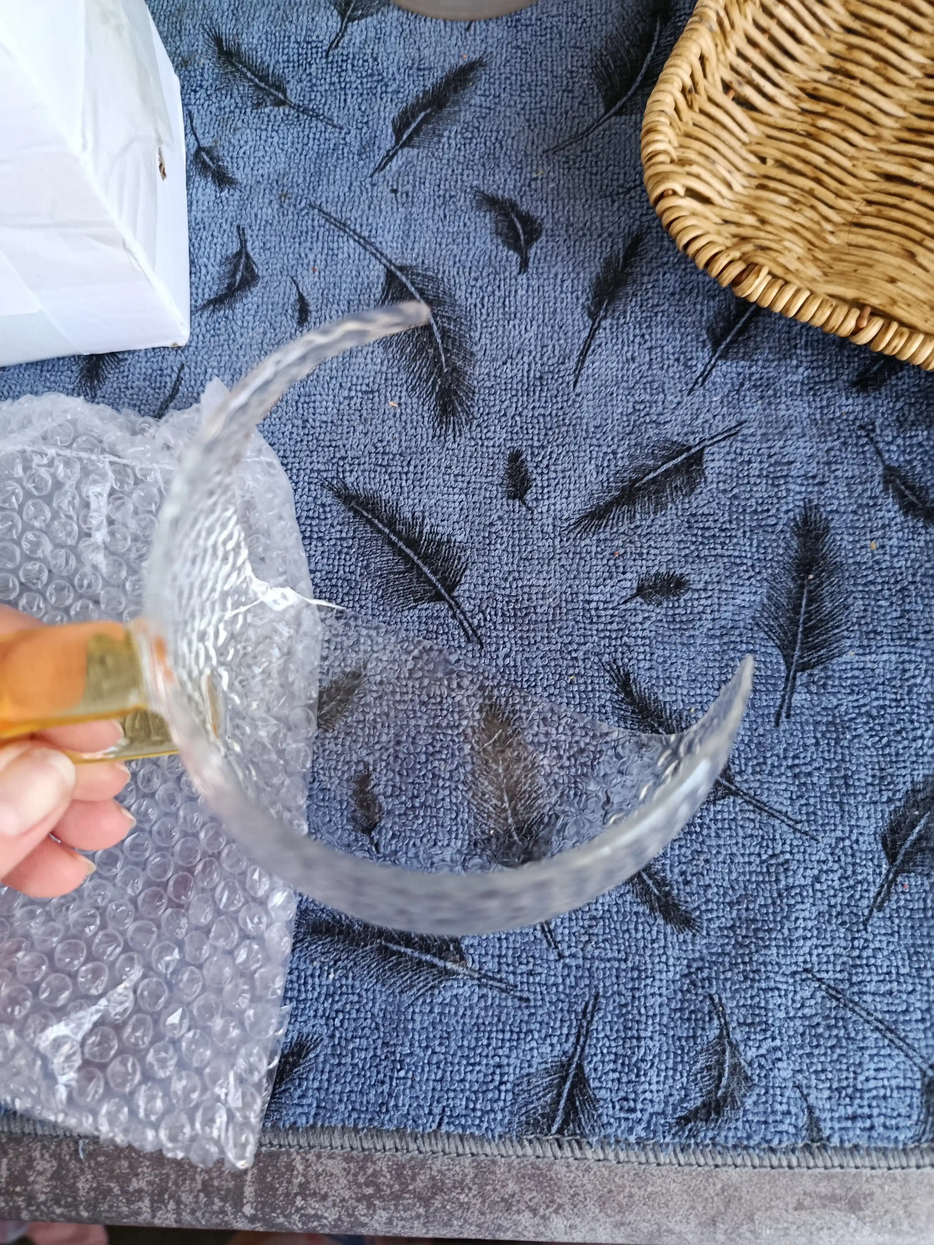 To'qimalangan sirt va oltin tutqichli shisha krujka