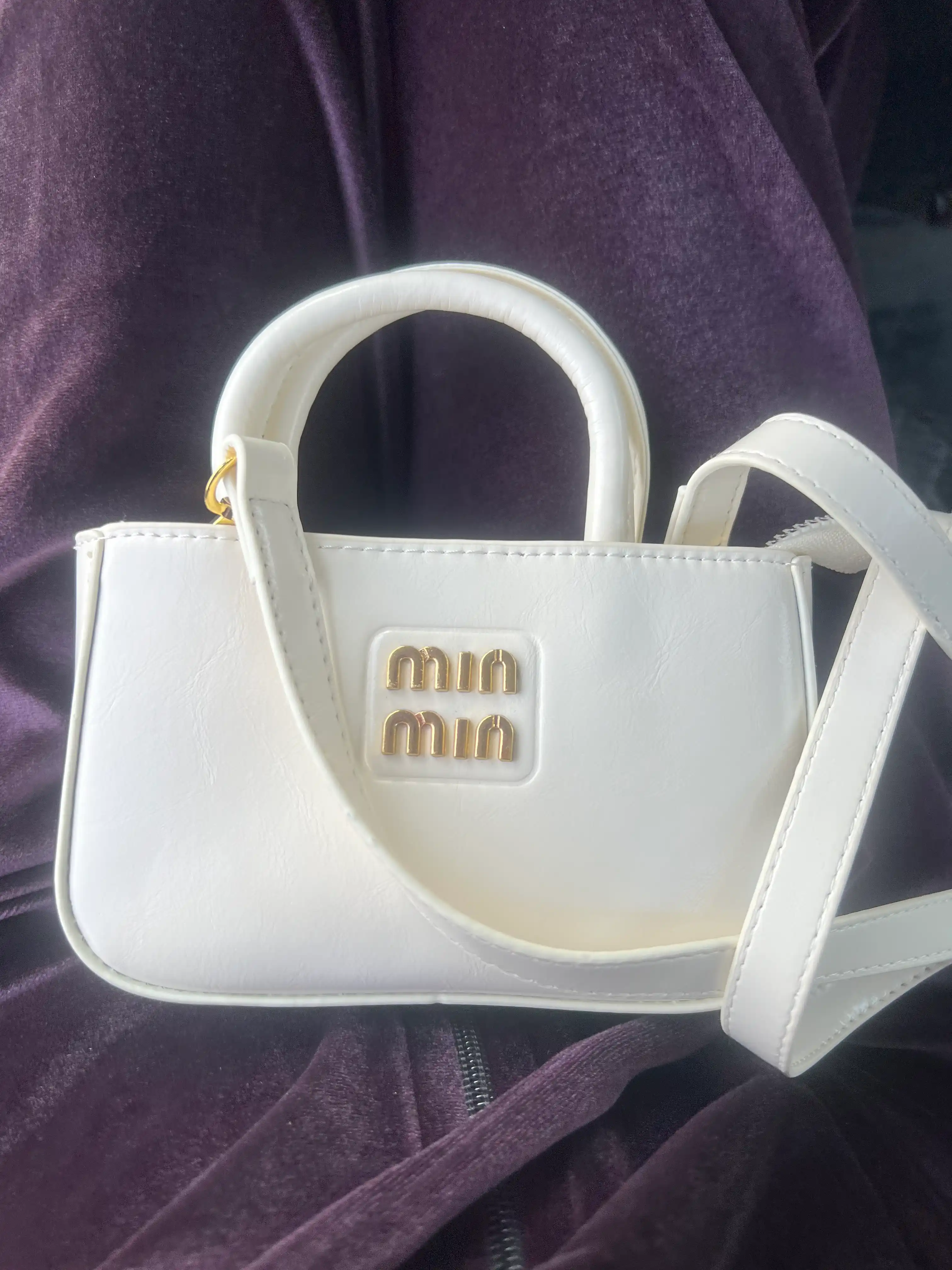 Ayollar uchun charm qo‘l sumkasi – mini format, zamonaviy dizayn