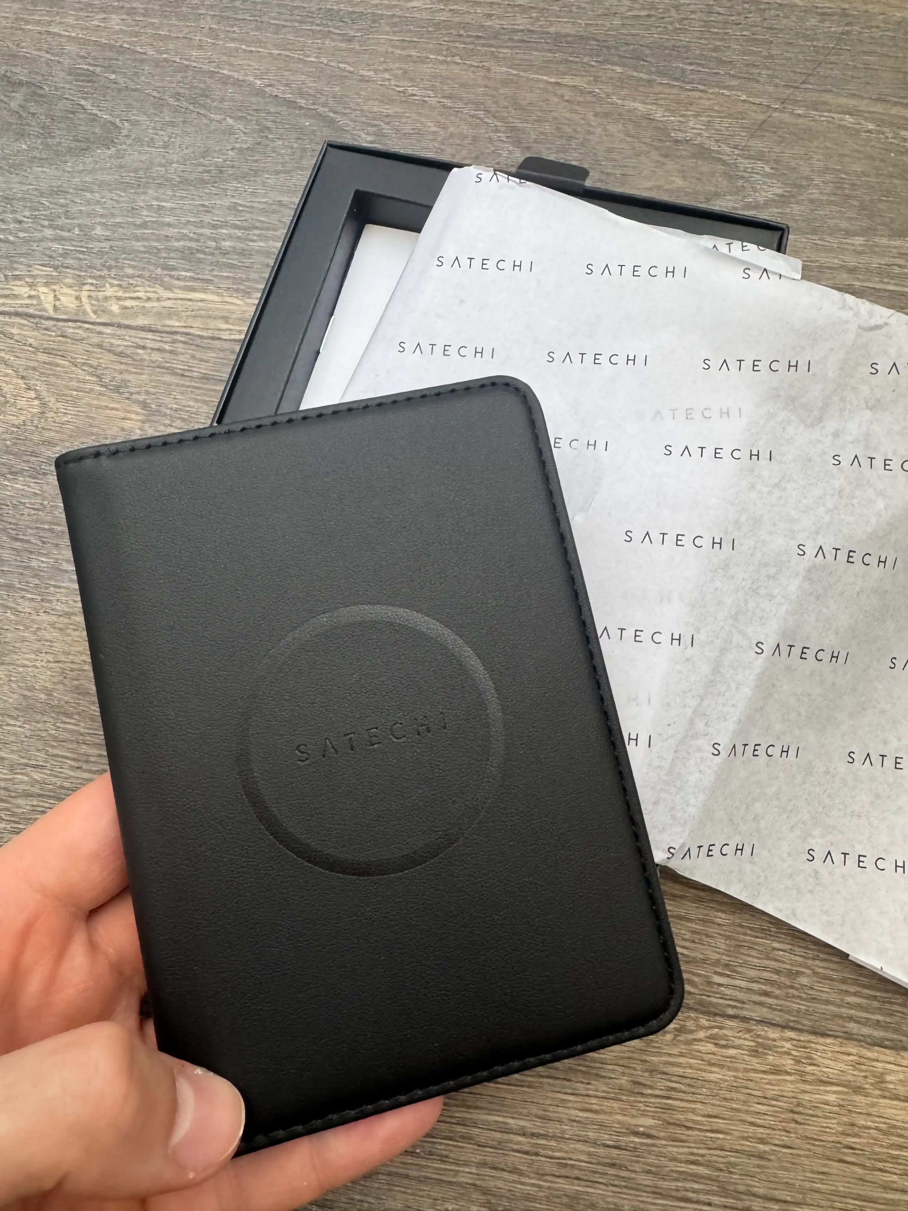 Satechi FindAll™ pasport g‘ilofi, o‘rnatilgan trekerli,charm,AirTag analogi, iPhone uchun