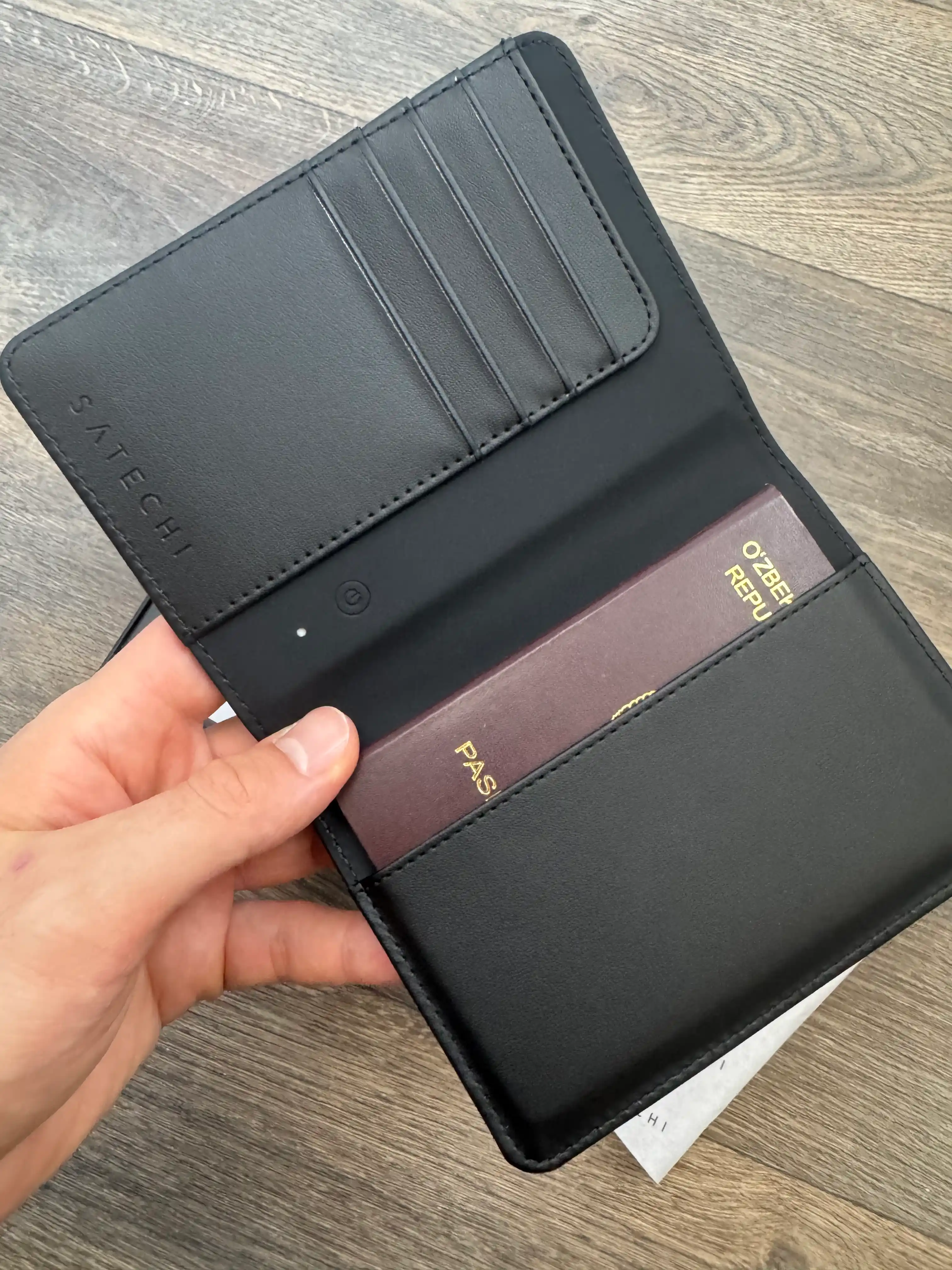 Satechi FindAll™ pasport g‘ilofi, o‘rnatilgan trekerli,charm,AirTag analogi, iPhone uchun