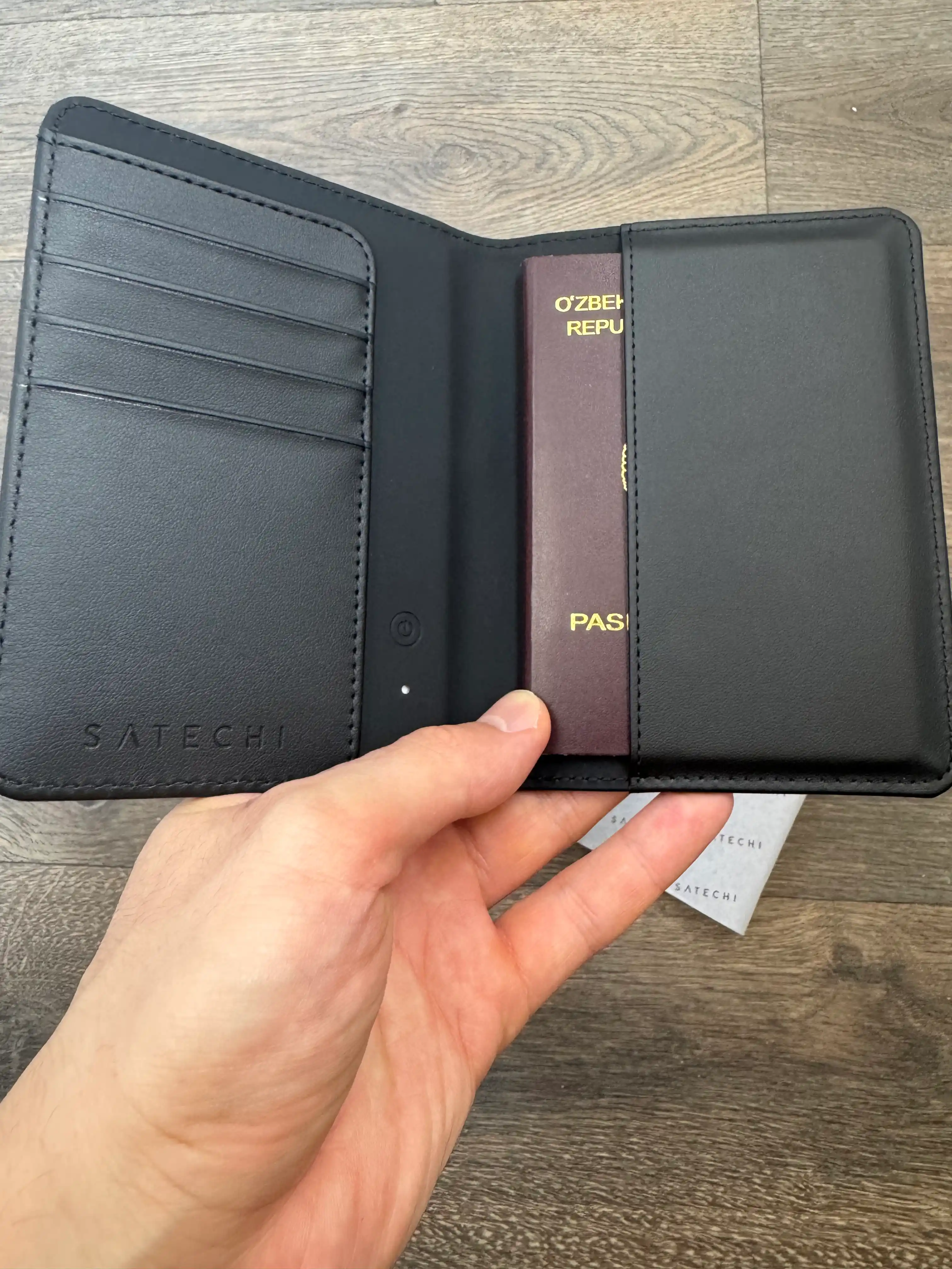 Satechi FindAll™ pasport g‘ilofi, o‘rnatilgan trekerli,charm,AirTag analogi, iPhone uchun