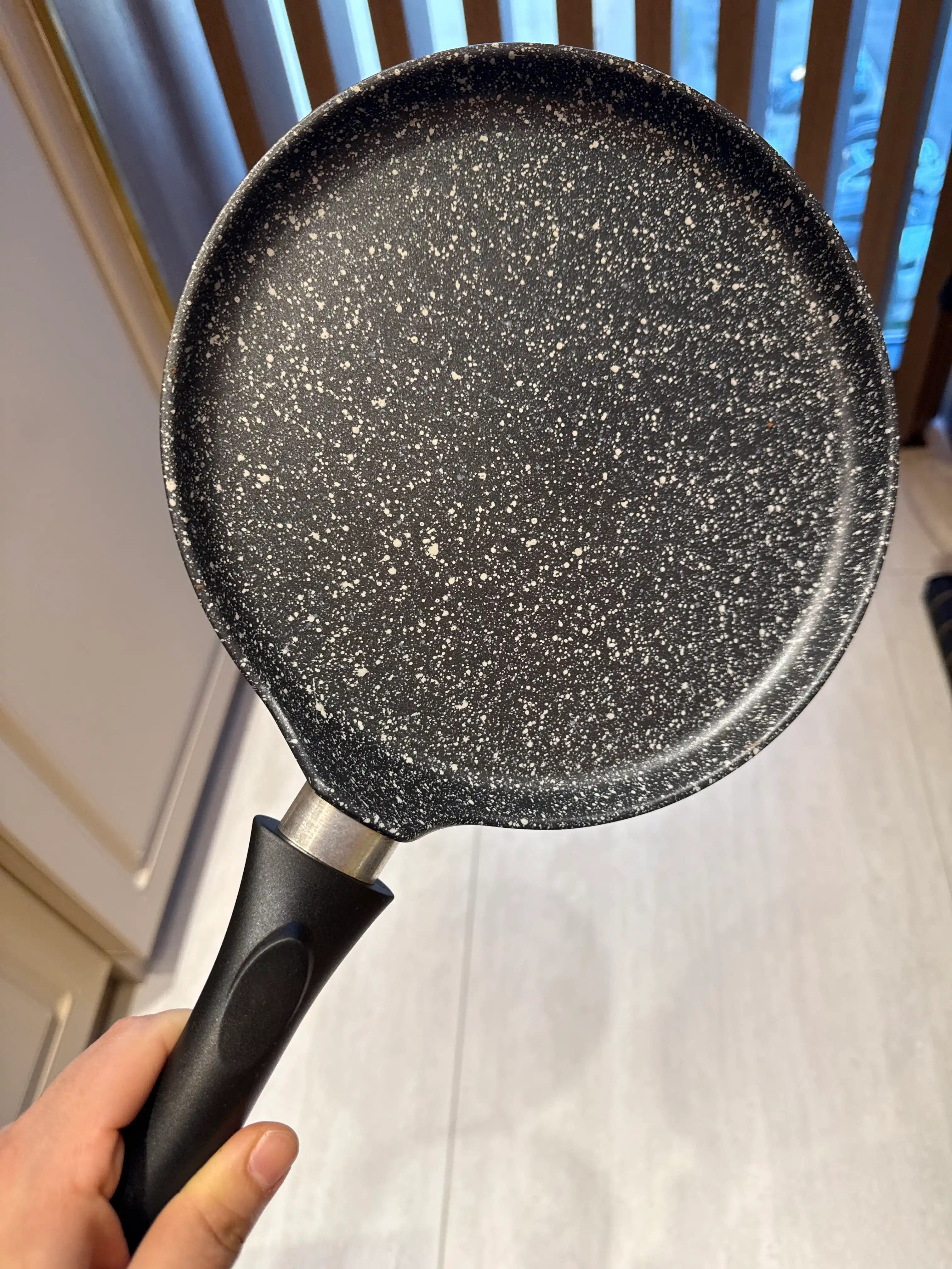 Kukmara Granit Ultra blinchik skovorodkasi, antipiqar qoplama, 22/24 sm, tutqichli