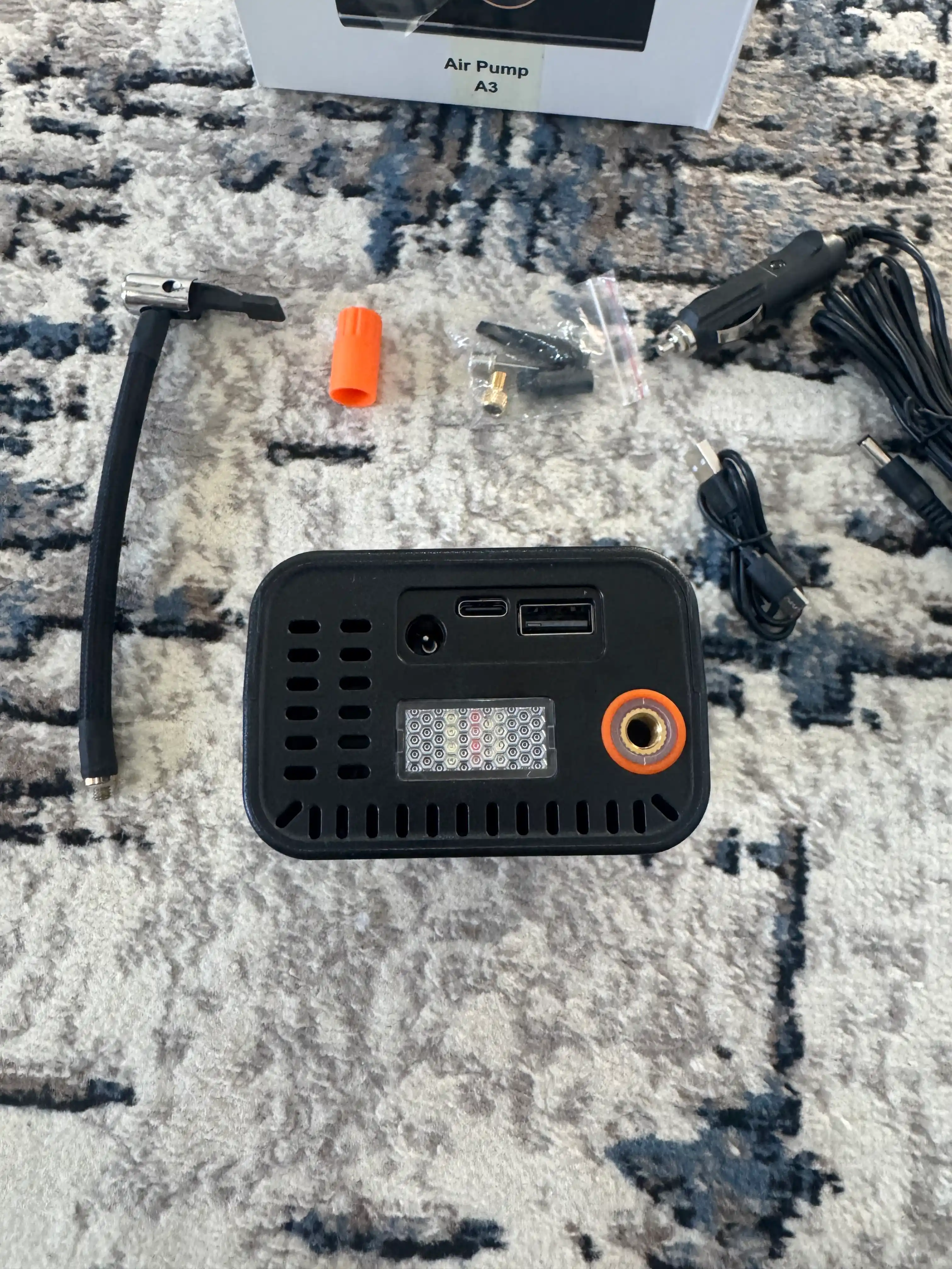 Portativ simsiz kompressor 5 tasi 1da – Power Bank, LED chiroq, SOS, raqamli displey