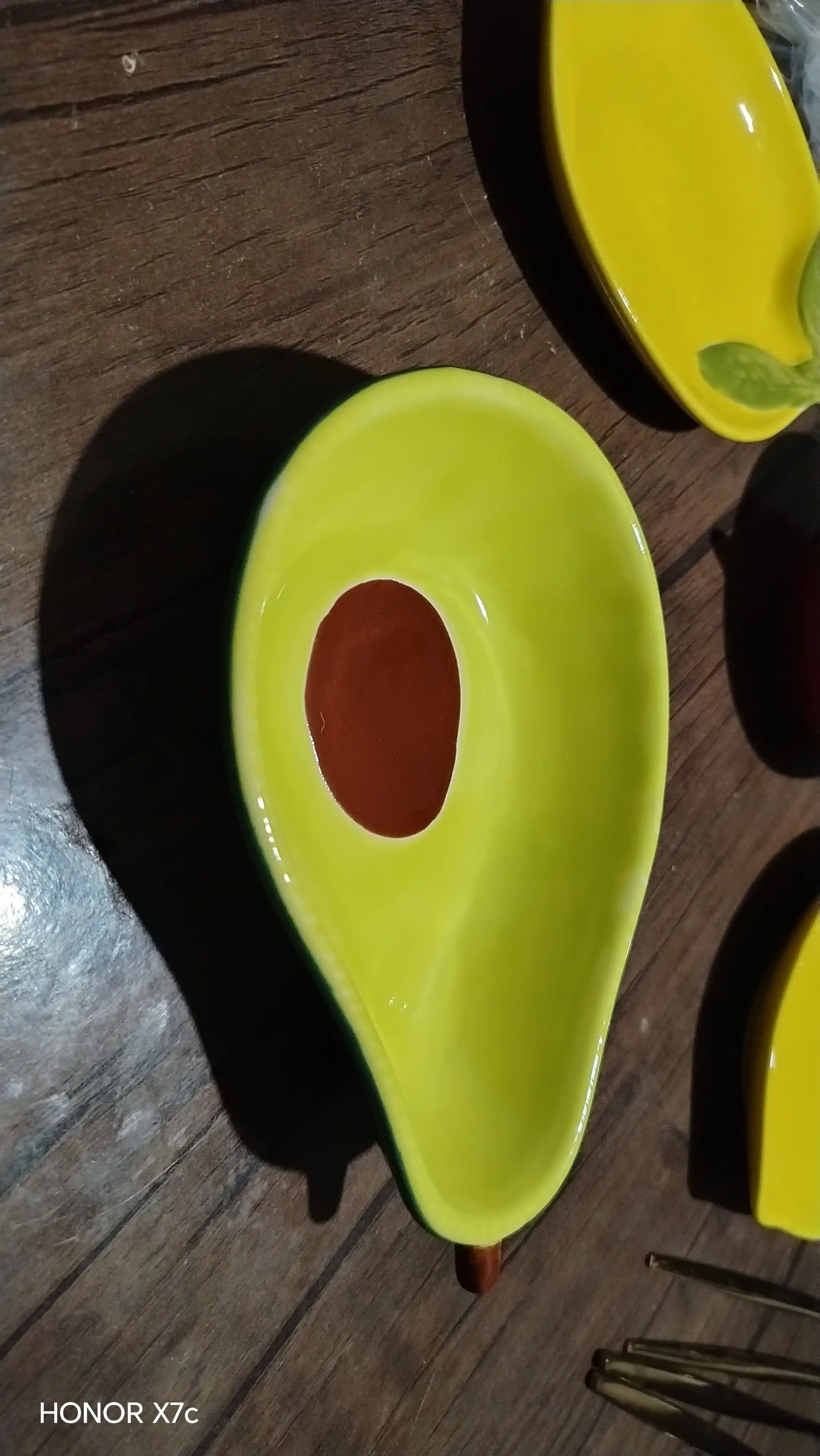 "Avokado" shaklidagi kichik keramik sousnik, 16 sm. Yong'oq, sous va sneklar uchun idish
