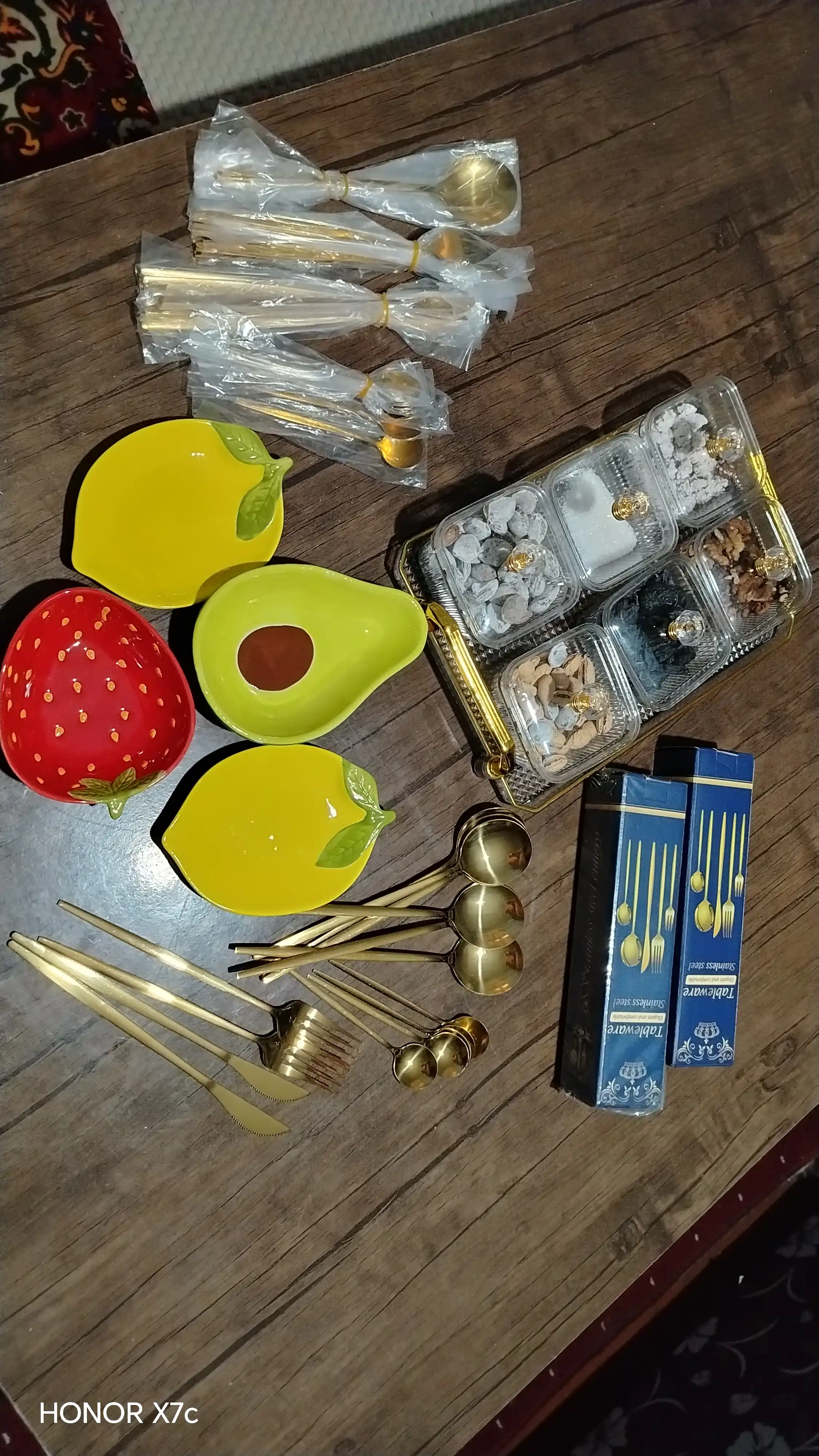 "Avokado" shaklidagi kichik keramik sousnik, 16 sm. Yong'oq, sous va sneklar uchun idish